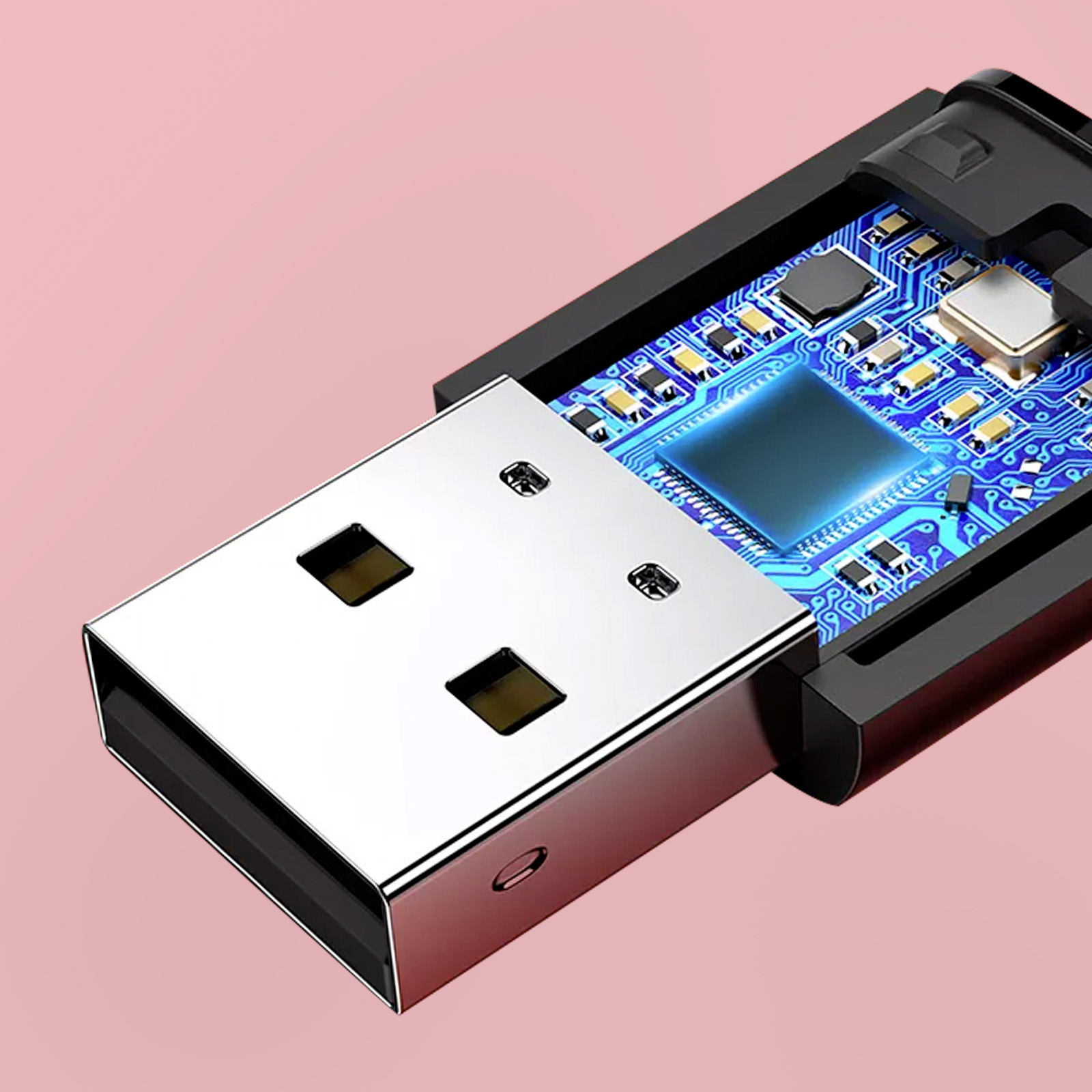Clé USB, argentée et noire, avec circuit imprimé visible, sur une surface rose.
