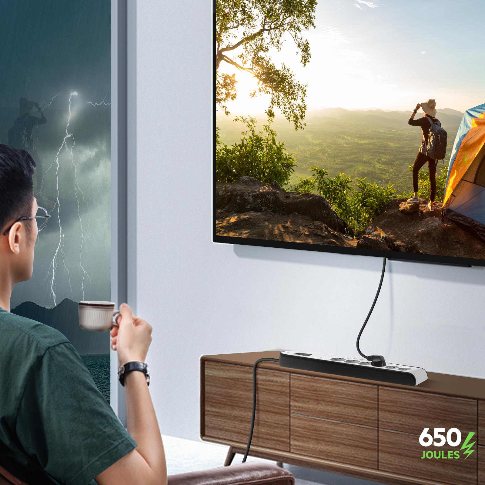 Uomo guarda la TV, tempesta a sinistra, vista soleggiata a destra.