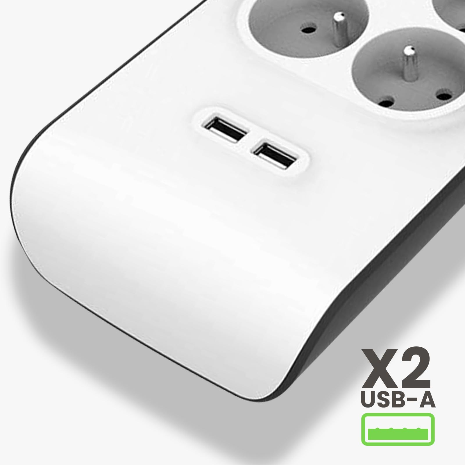 Presa multipla bianca con 2 porte USB-A. L'indicatore mostra che la batteria è carica.