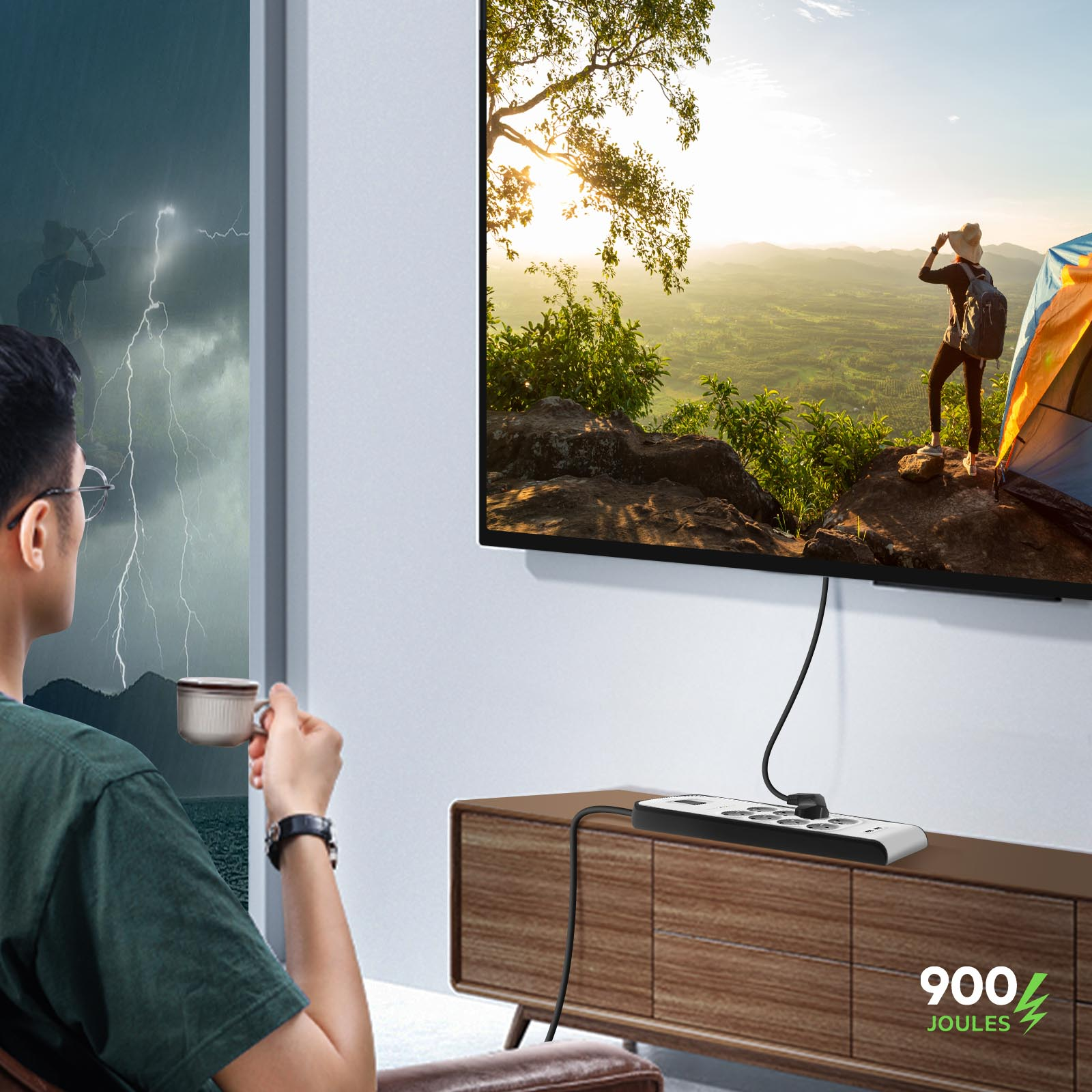 Uomo guarda TV con lampi fuori, ciabatta su mobile.
