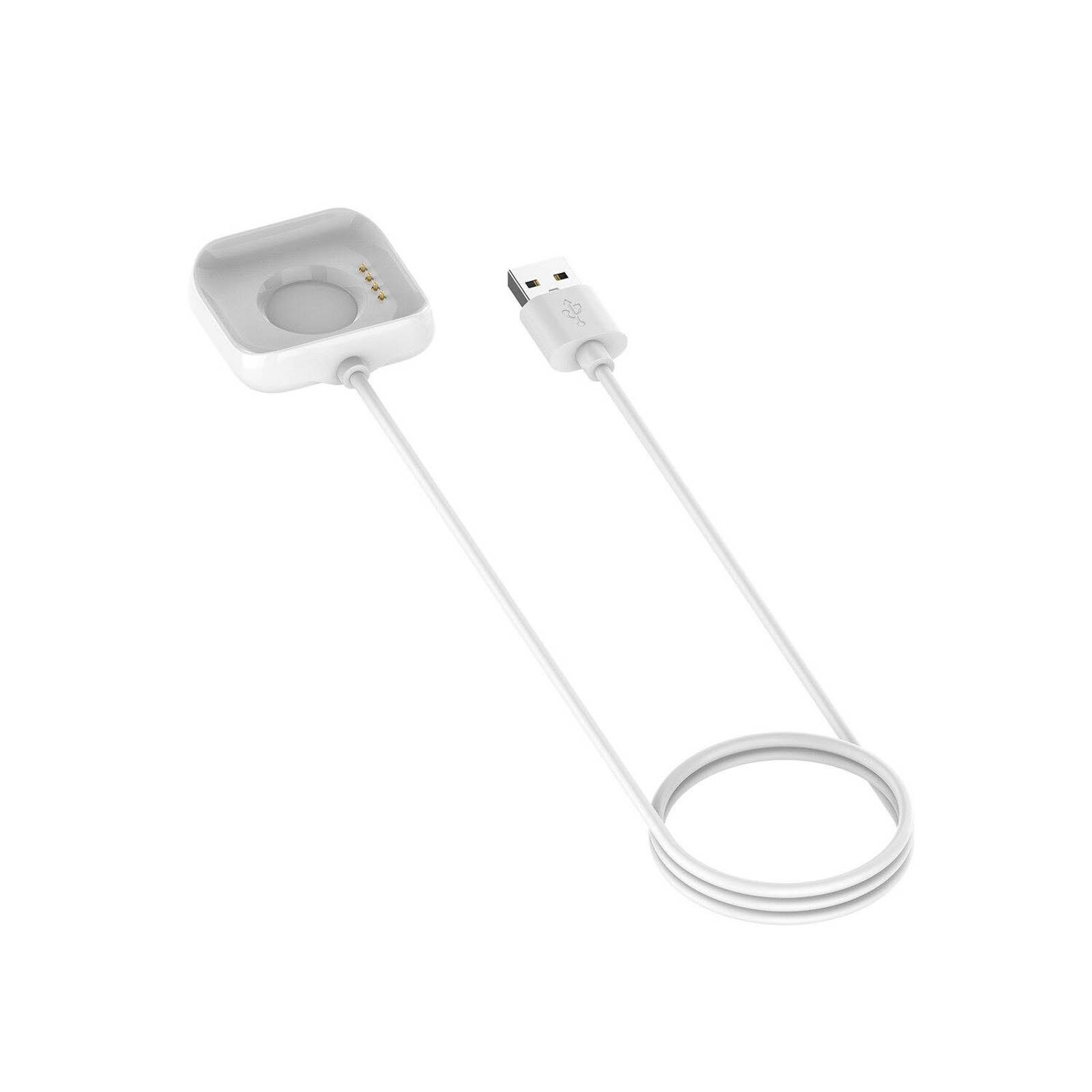 Cargador de reloj blanco, cable USB, superficie blanca, toma aislada.