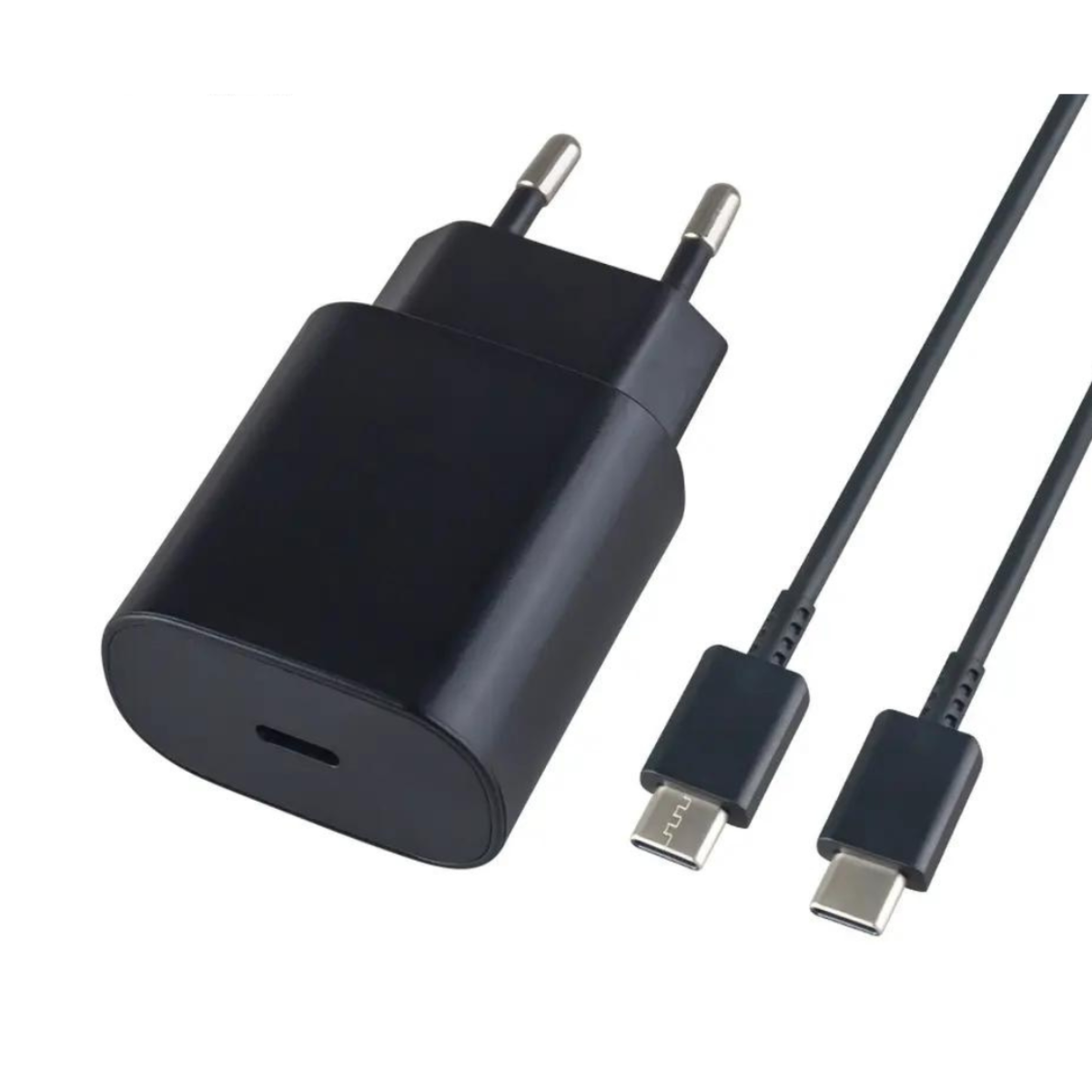Schwarzes Ladegerät mit USB-C-Anschluss und zwei schwarzen Kabeln. Weißer Hintergrund.