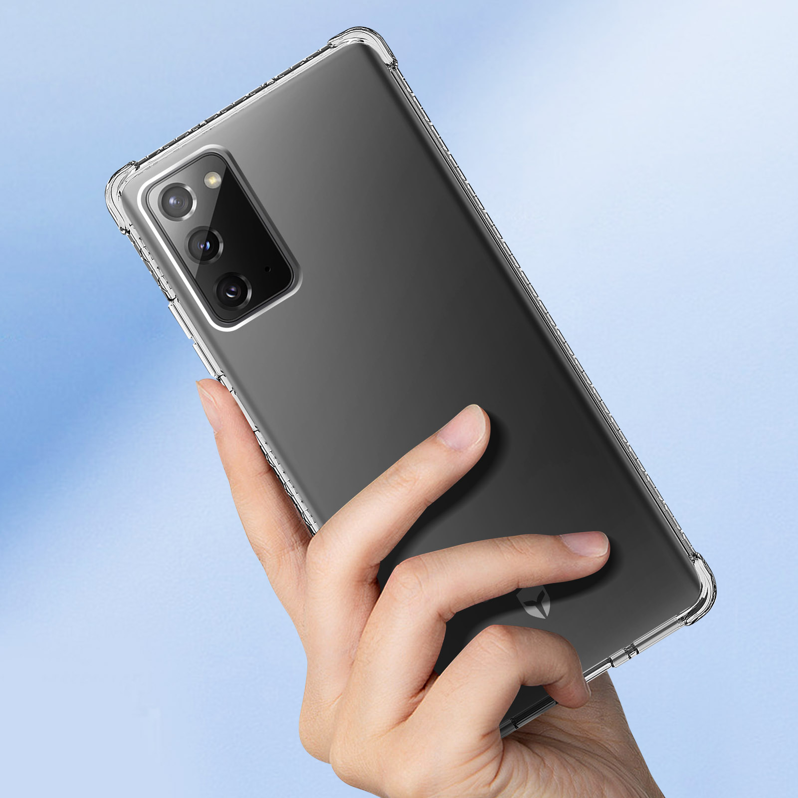 Mano che tiene un telefono racchiuso in una custodia trasparente. Il telefono è nero con sezione fotocamera grigia.