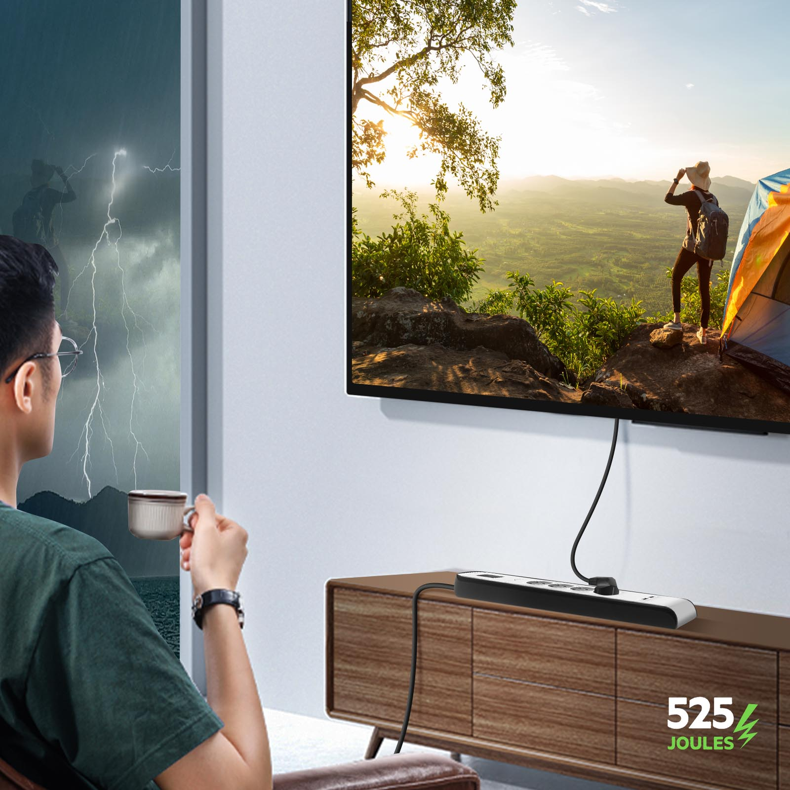 Un uomo seduto guarda una TV che mostra un paesaggio. Una ciabatta è in primo piano.