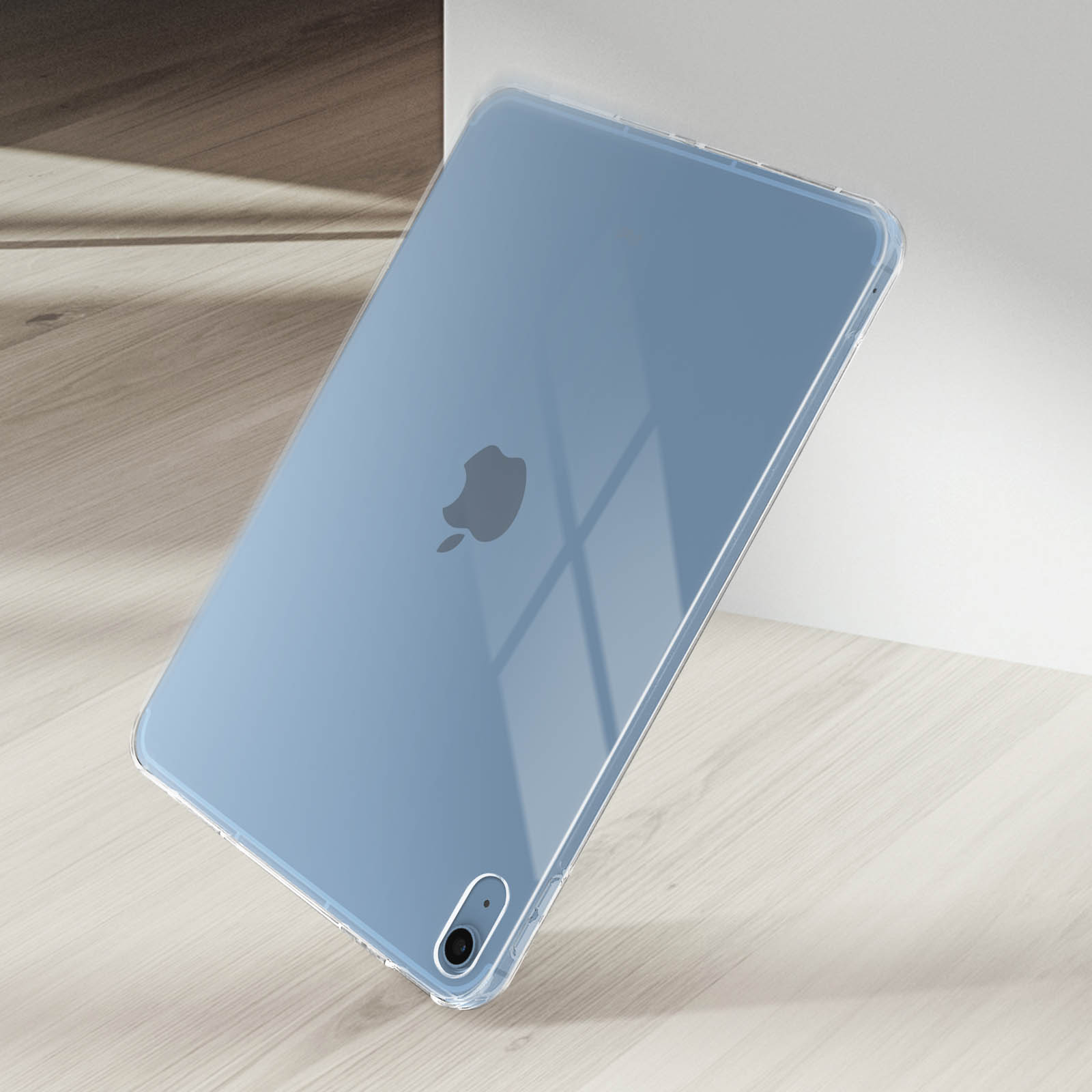 Blaues iPad in einer durchsichtigen Hülle, Rückansicht, abgewinkelt auf weißem Hintergrund.