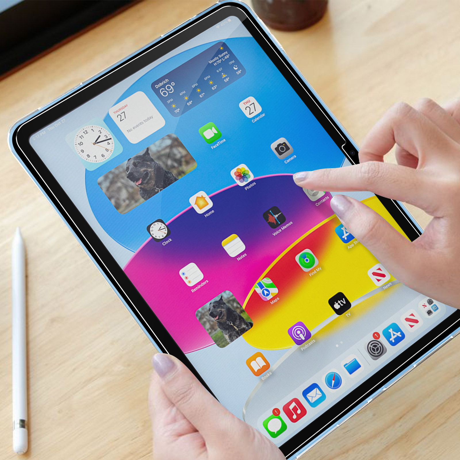 Tablet mit App-Anzeige. Der Bildschirm ist mit Schutzfolie bedeckt.