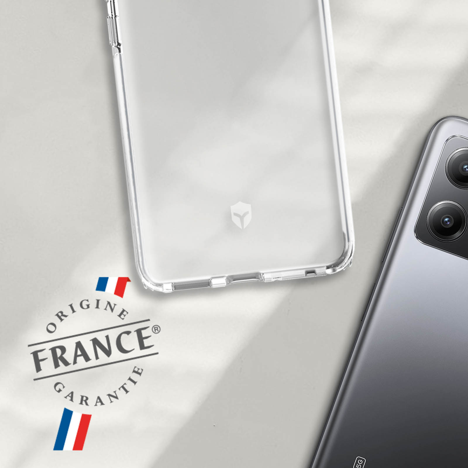 Custodia trasparente e telefono nero. Bandiera e testo francesi a sinistra.