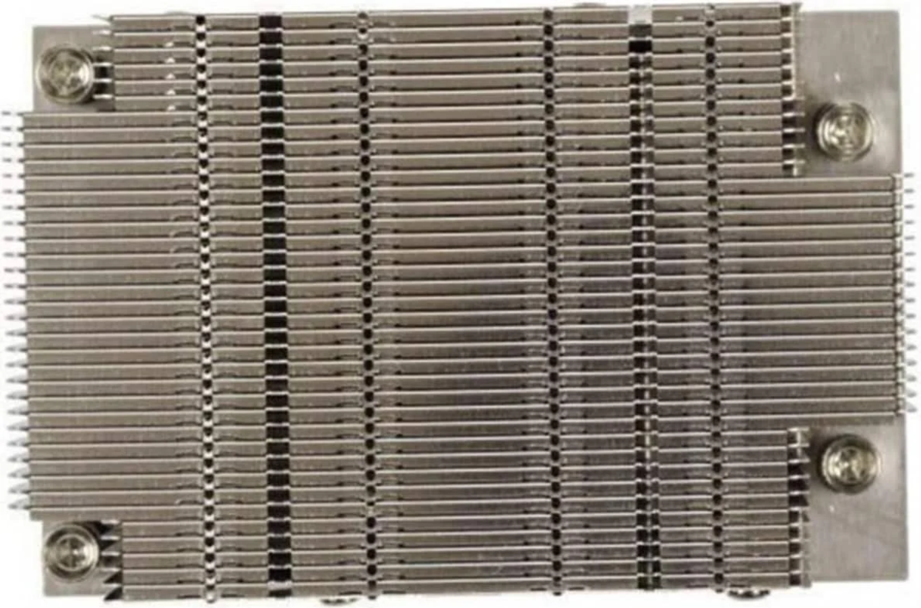 Zbliżenie metalowego radiatora z wieloma żeberkami i śrubami.