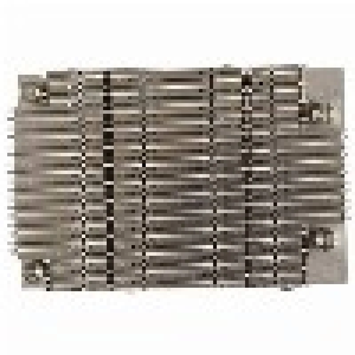 Zbliżenie metalowego radiatora z żebrami. To metalowy, prostokątny kształt z równoległymi liniami.