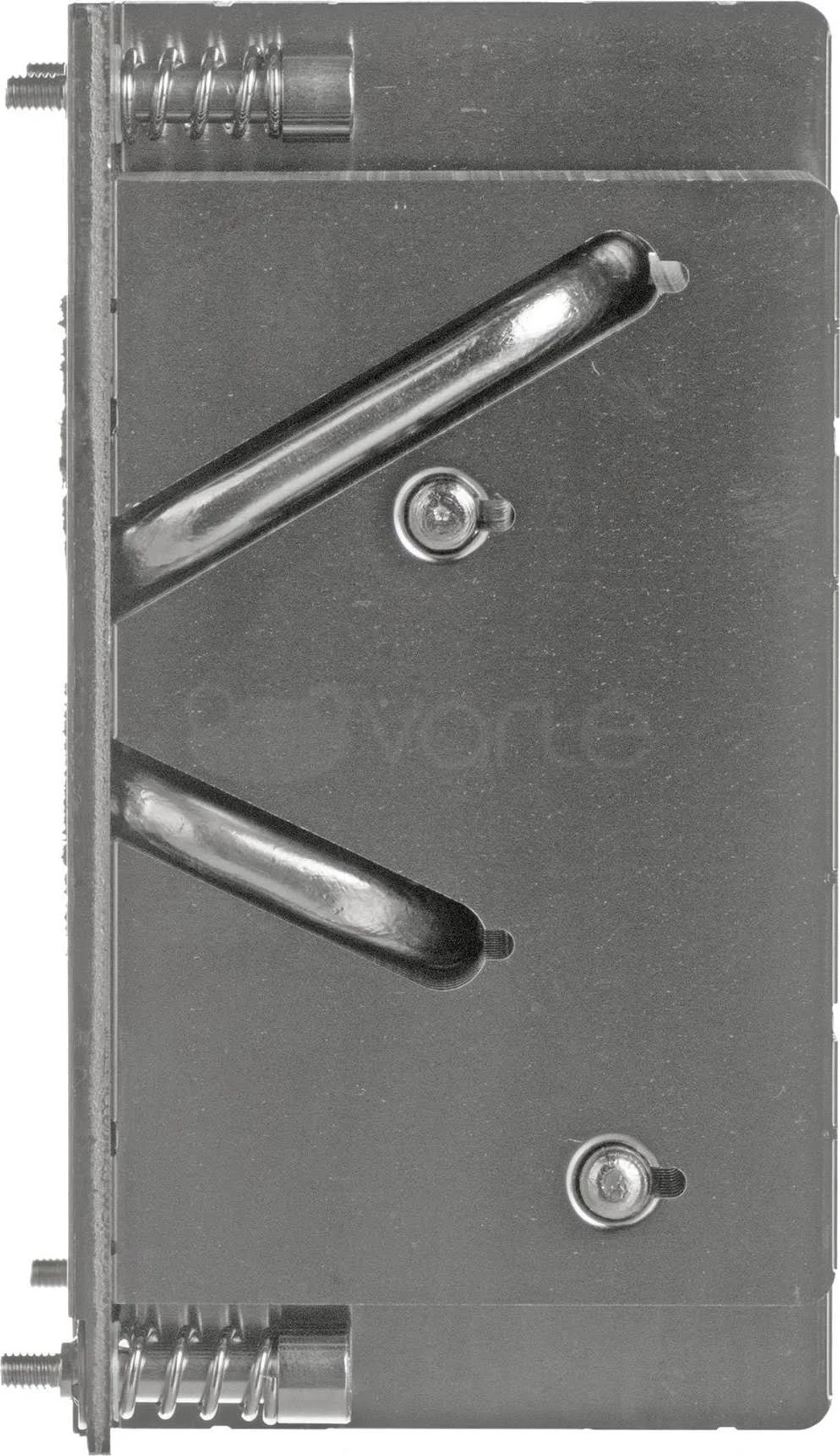 Metalowa konstrukcja. Ma prostokątny kształt z kilkoma śrubami. Sprężyny są widoczne na końcach.