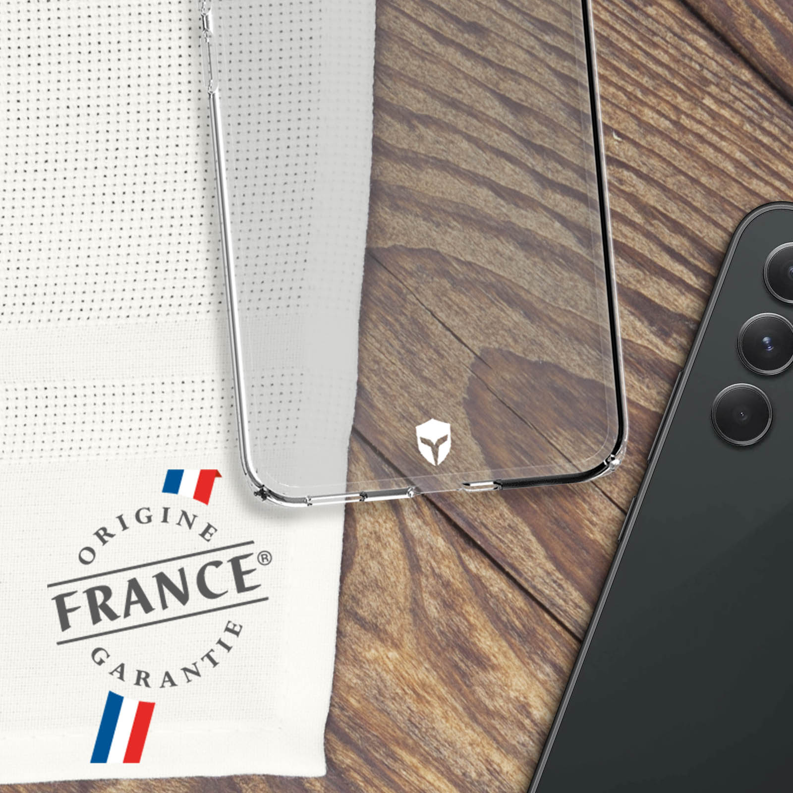 Coque de téléphone transparente et téléphone sur table en bois avec drapeau français.