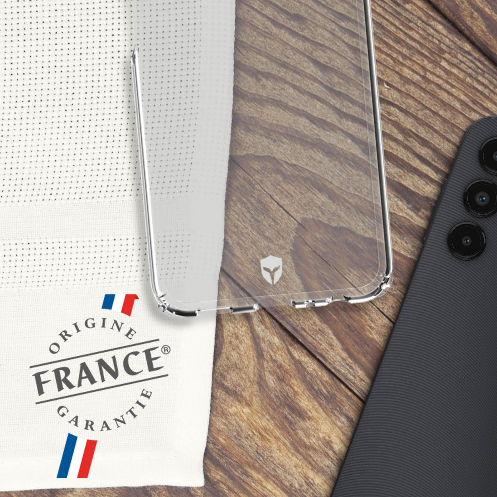 Custodia trasparente per telefono con etichetta bianca e colori della bandiera francese, su superficie in legno.
