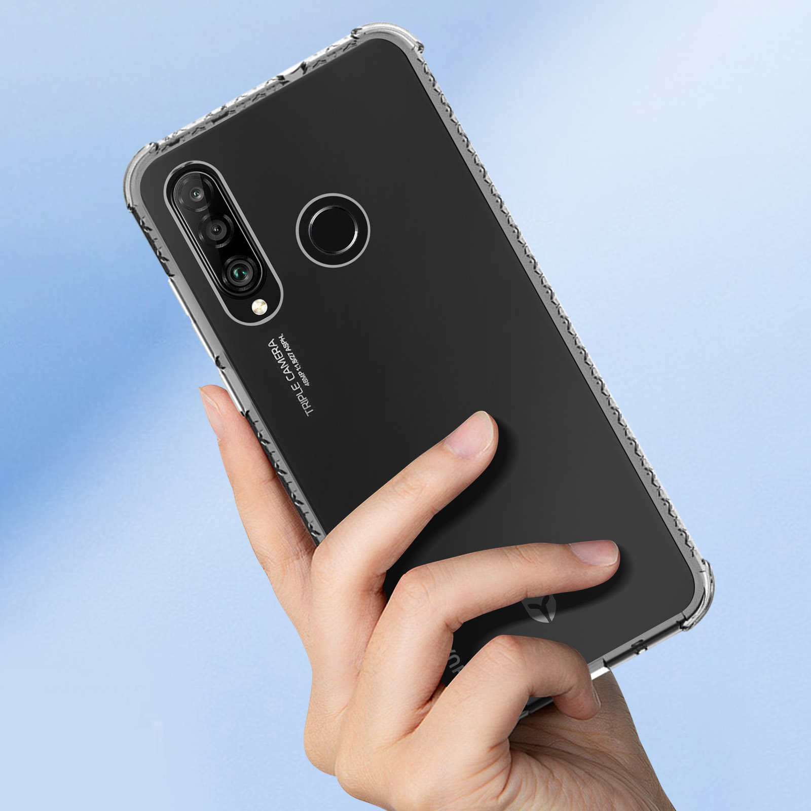 Een hand die een zwarte telefoonhoes vasthoudt. De hoes is zwart met een doorzichtige rand en een drievoudige camera.