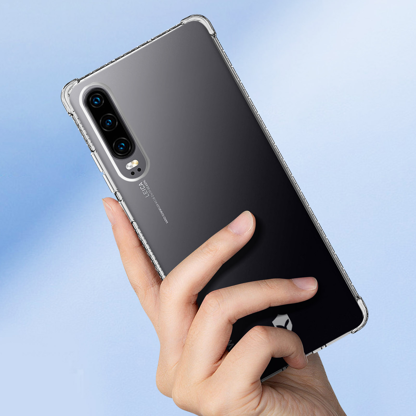 Een hand die een telefoonhoesje vasthoudt met een telefoon erin. De hoes is transparant en de telefoon heeft meerdere camera's.