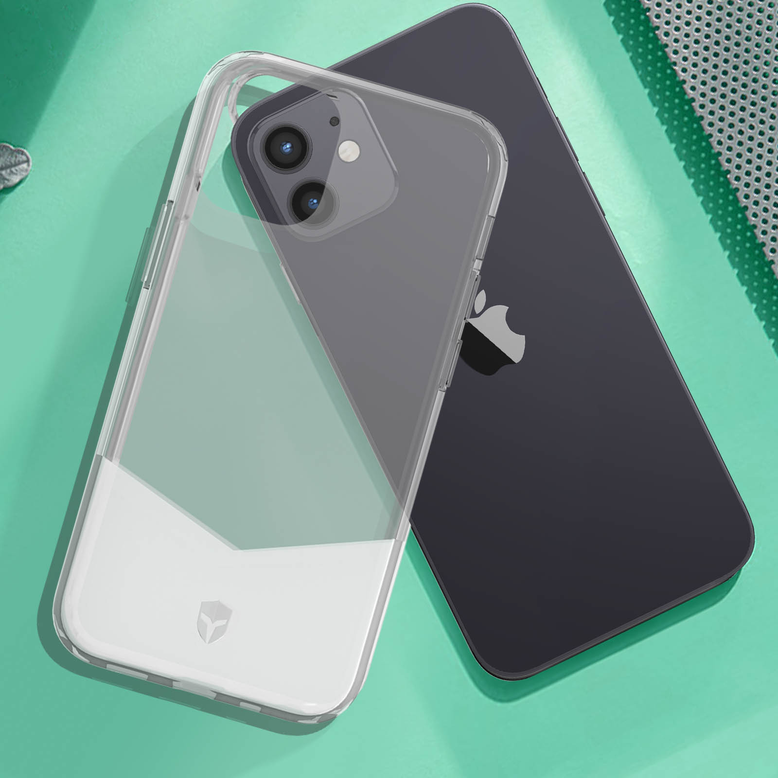 Coque de téléphone transparente avec un téléphone, posé sur une surface verte.