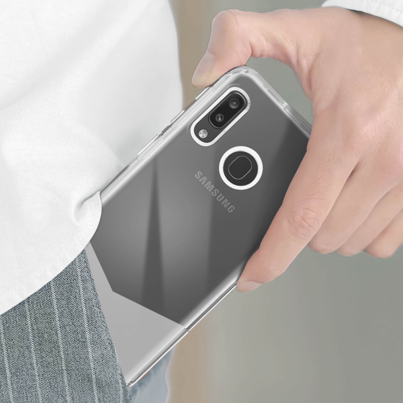 Mano che tiene una custodia trasparente con un telefono Samsung all'interno.
