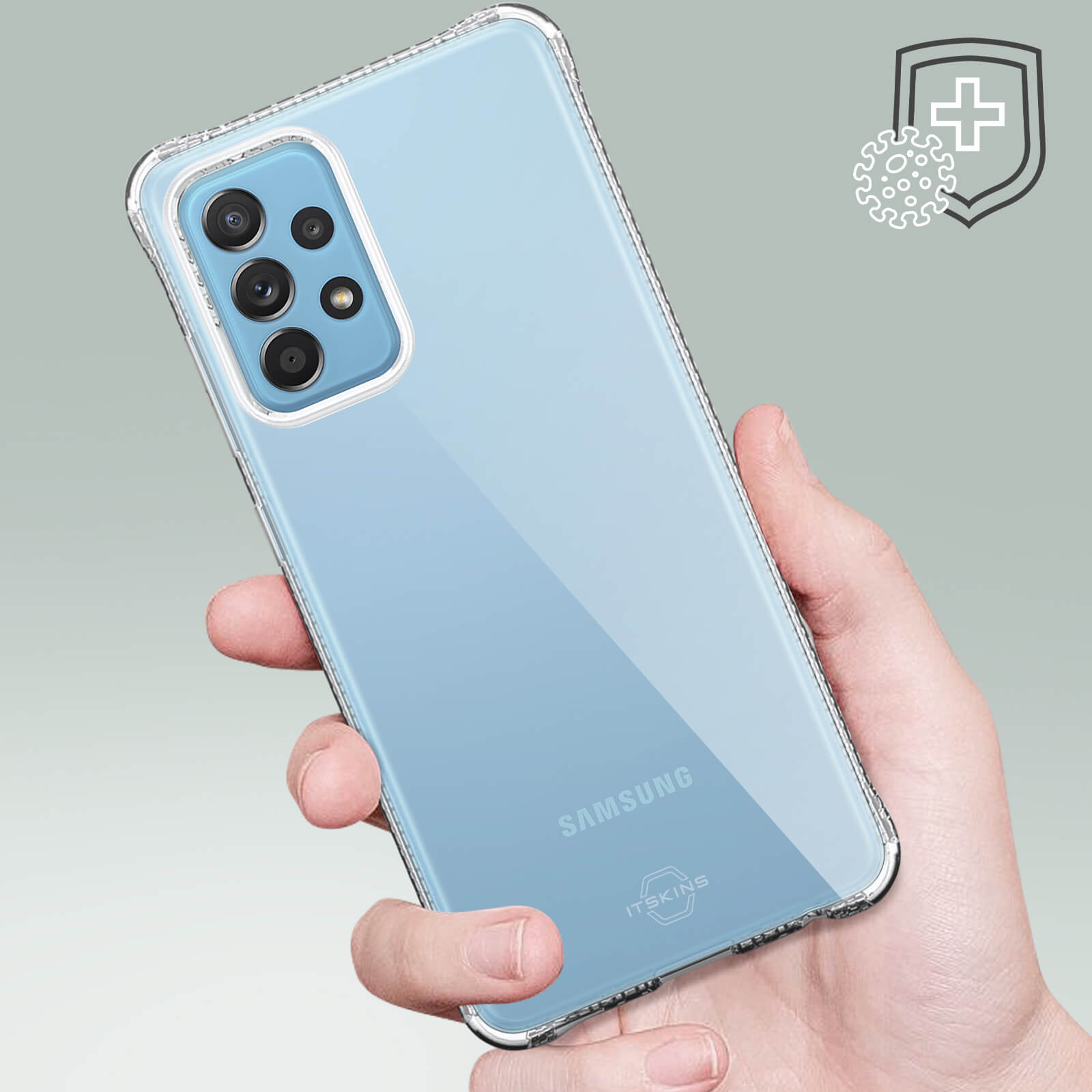 Una mano che tiene una custodia trasparente per telefono con un telefono all'interno. Il telefono ha una fotocamera.