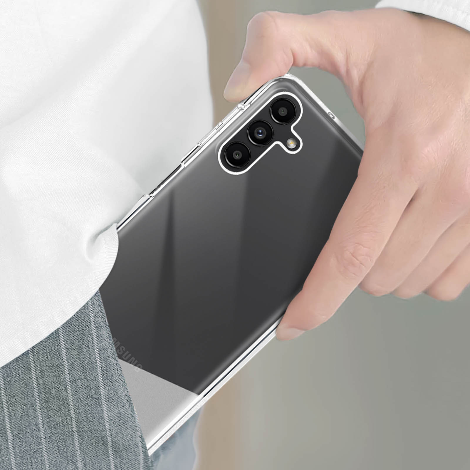 Mano che tiene una custodia trasparente per telefono. La custodia è su un telefono. Ha un ritaglio per la fotocamera.