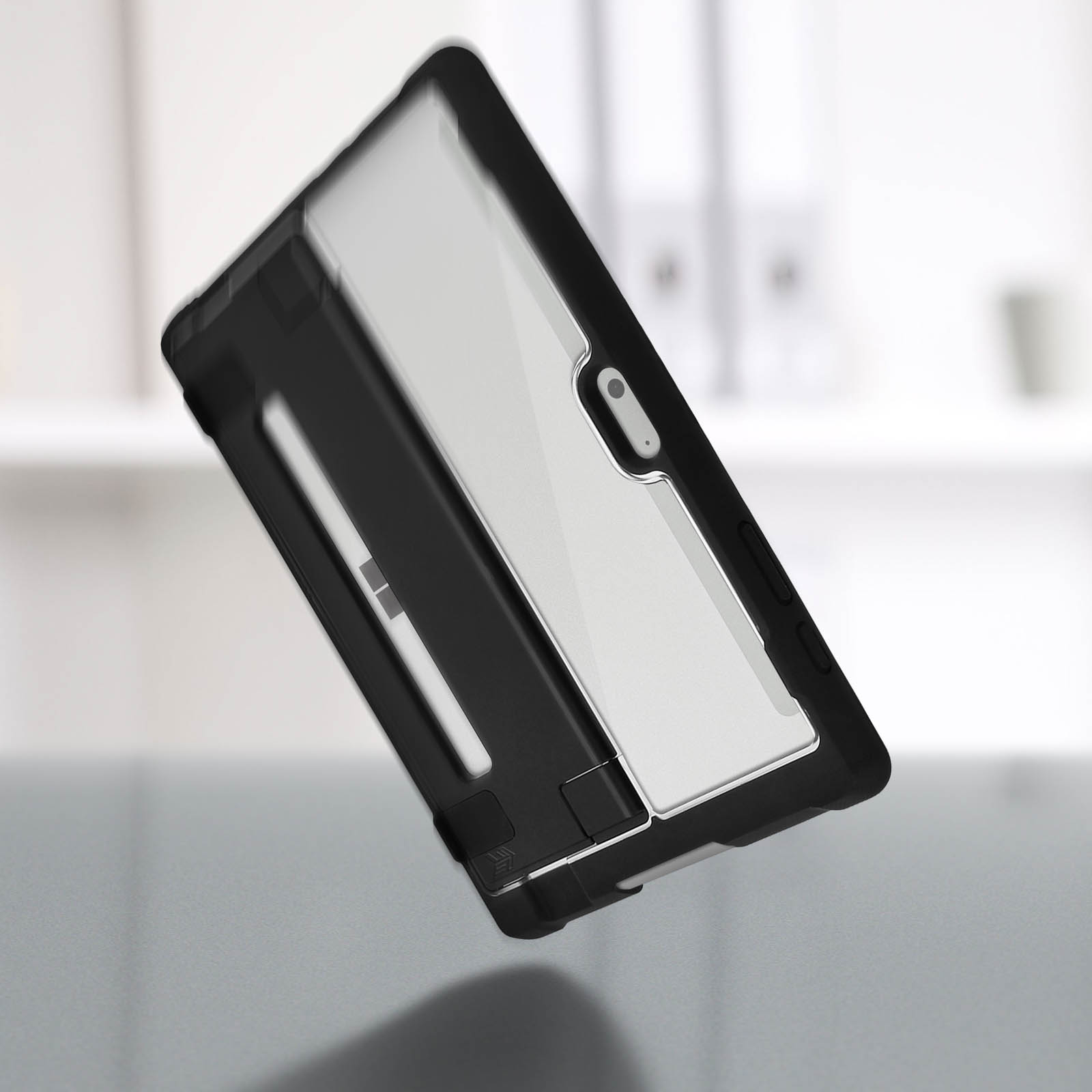 Una custodia per tablet nera in vista angolata, parzialmente aperta, rivela uno schermo bianco.