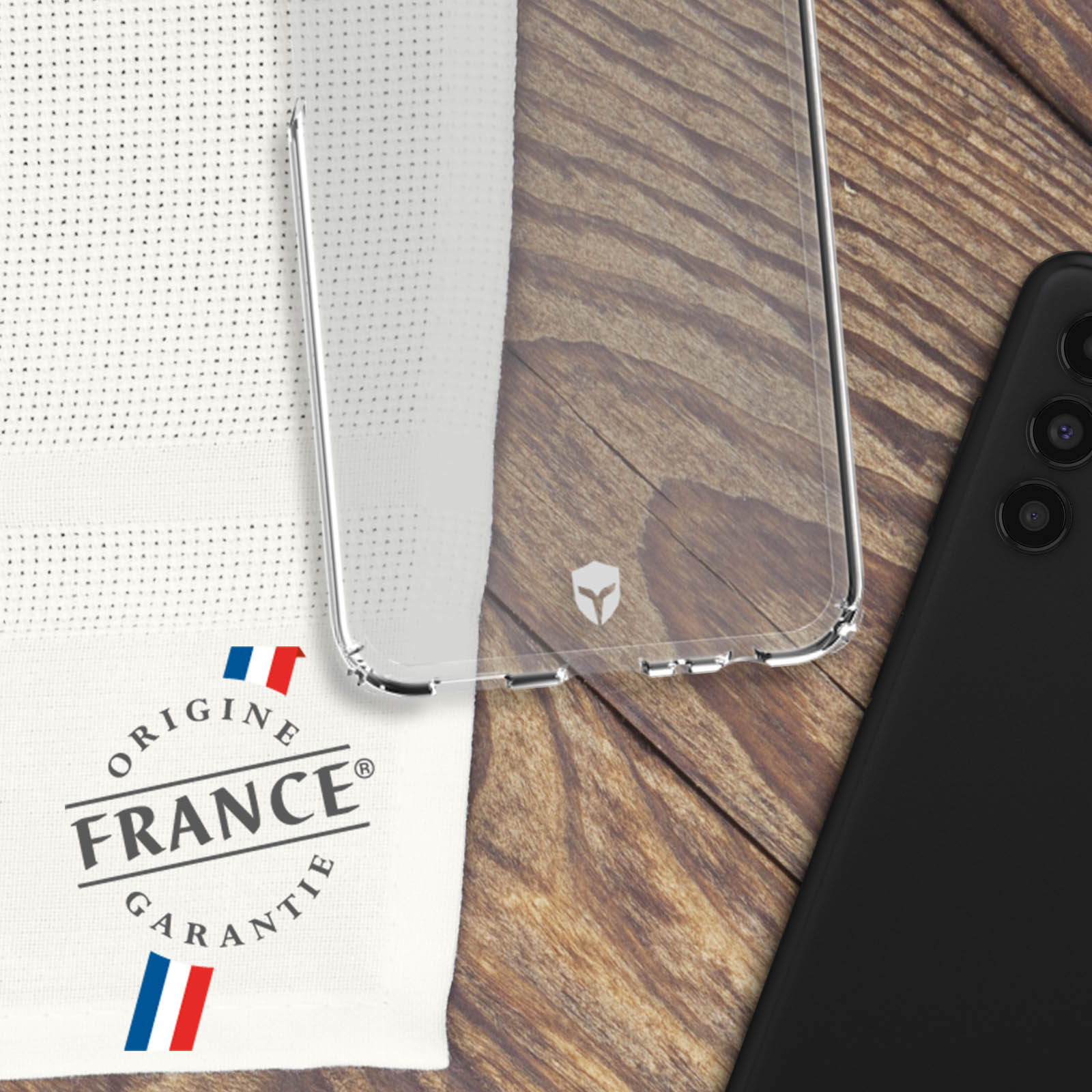 Hand hält ein Telefon mit transparenter Hülle. Auf der Hülle steht 'Origine France Garantie'.