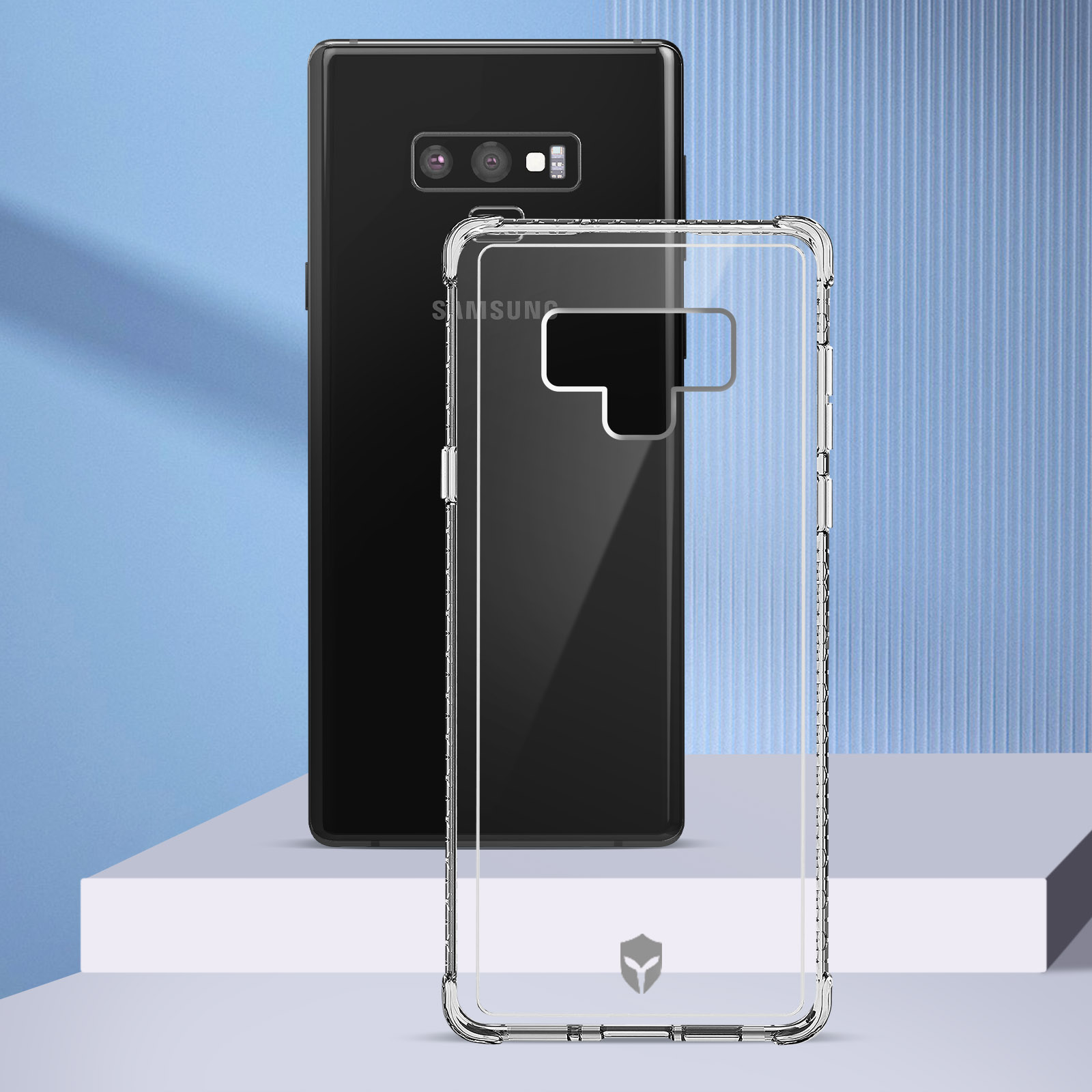 Un telefono e una custodia trasparente su una piattaforma bianca, contro uno sfondo blu.
