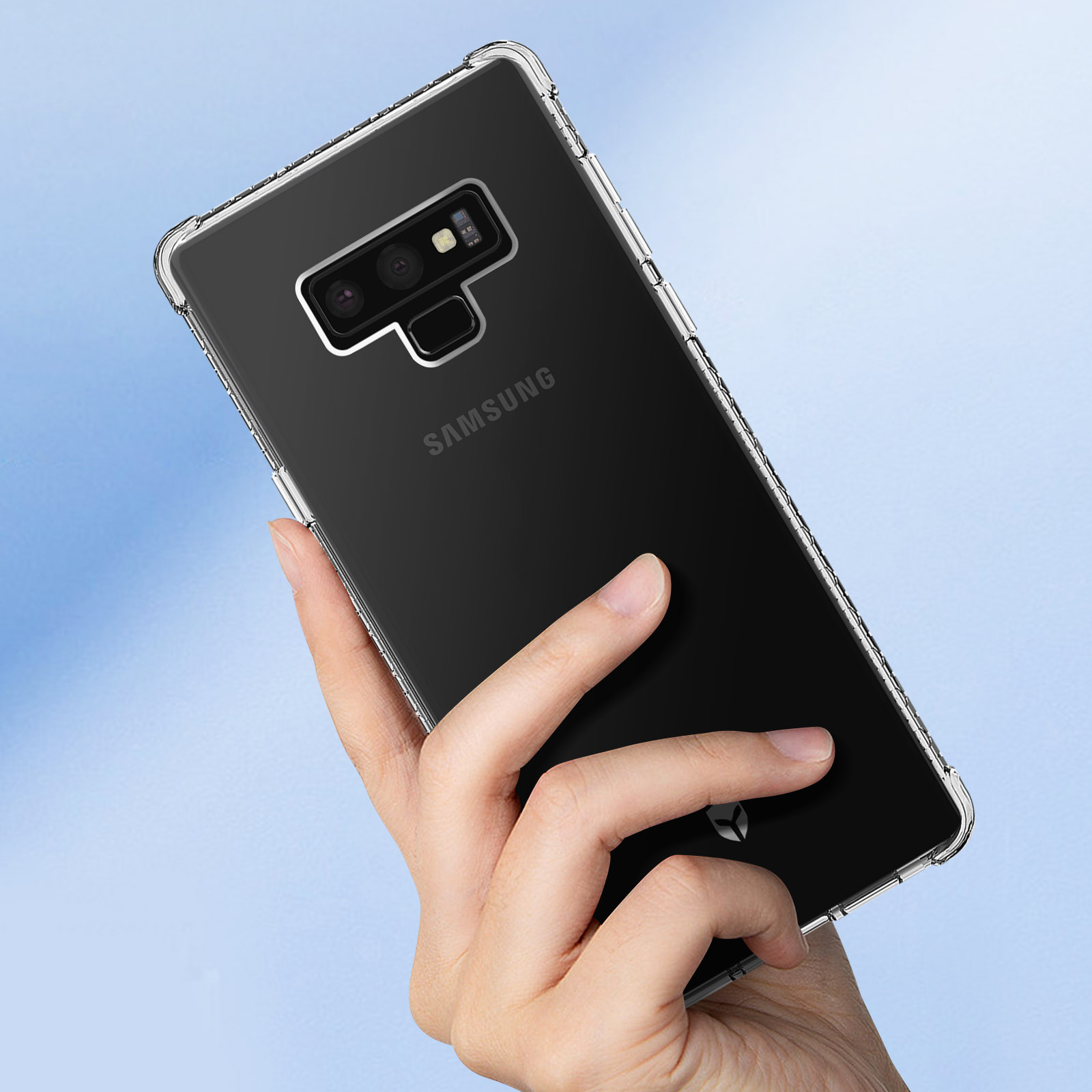 Una mano tiene una custodia trasparente con un telefono Samsung, su sfondo blu.