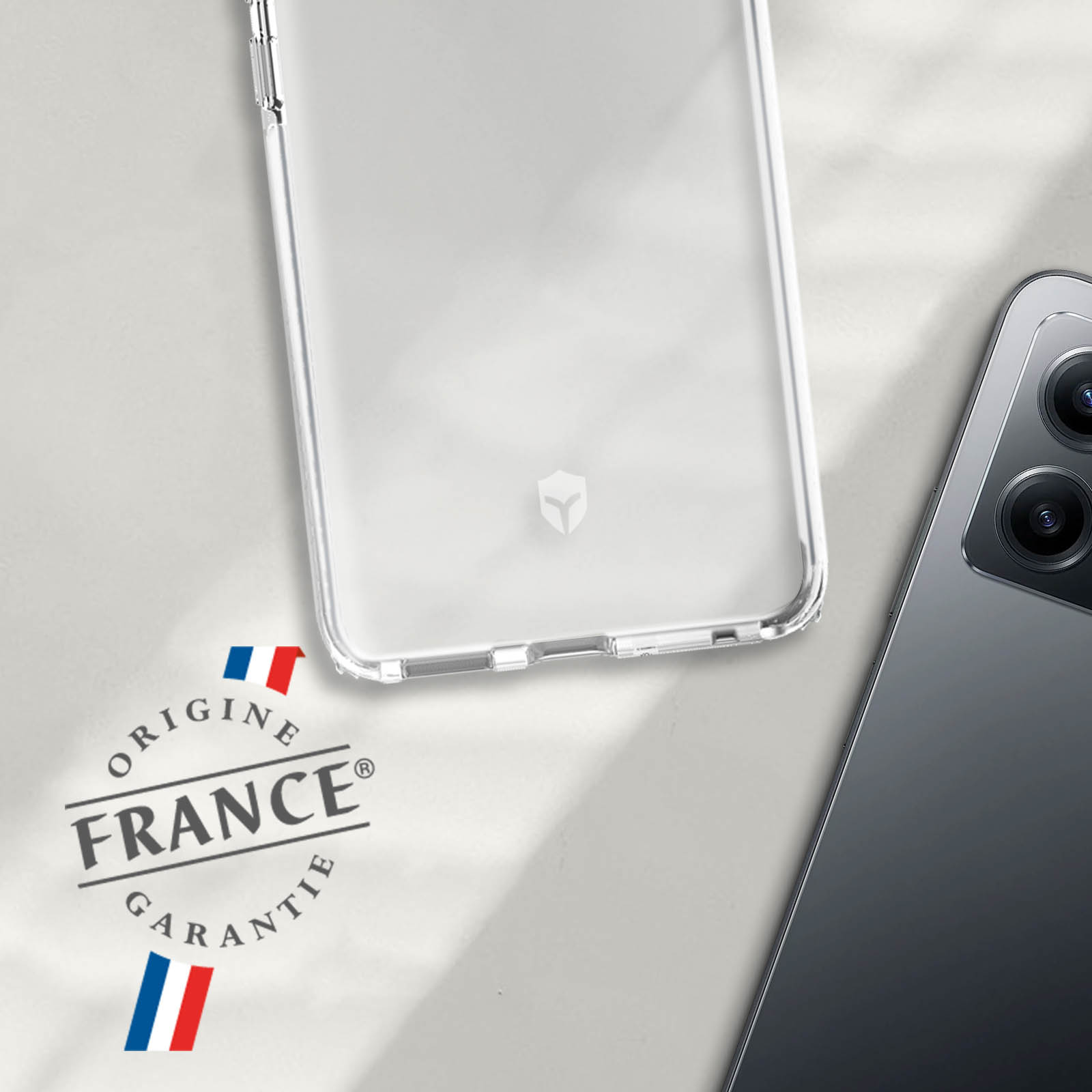 Una custodia trasparente per telefono, con un adesivo della bandiera francese e fotocamera visibile.