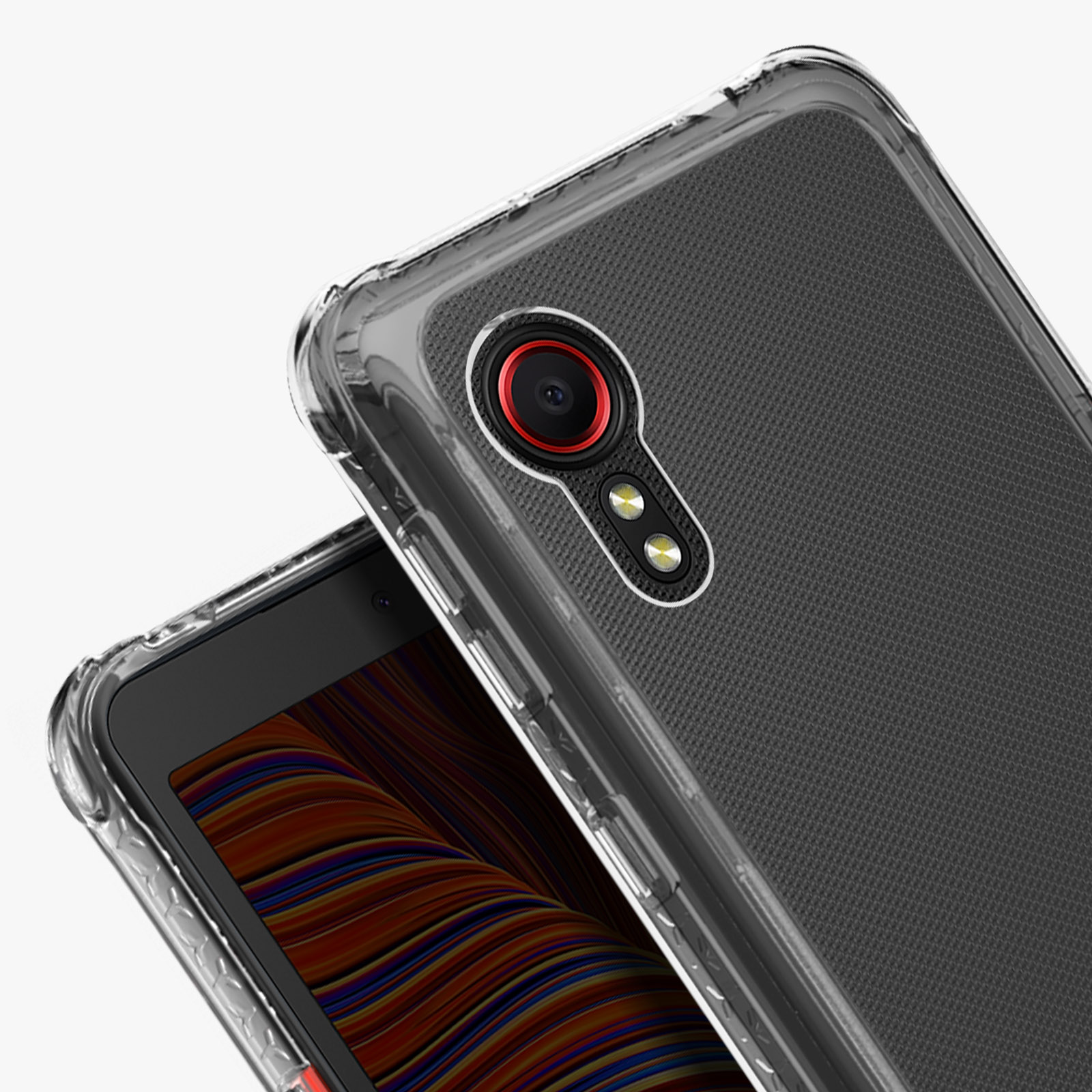 Gros plan d'un téléphone dans une coque transparente. Anneau de caméra rouge et dos noir texturé.