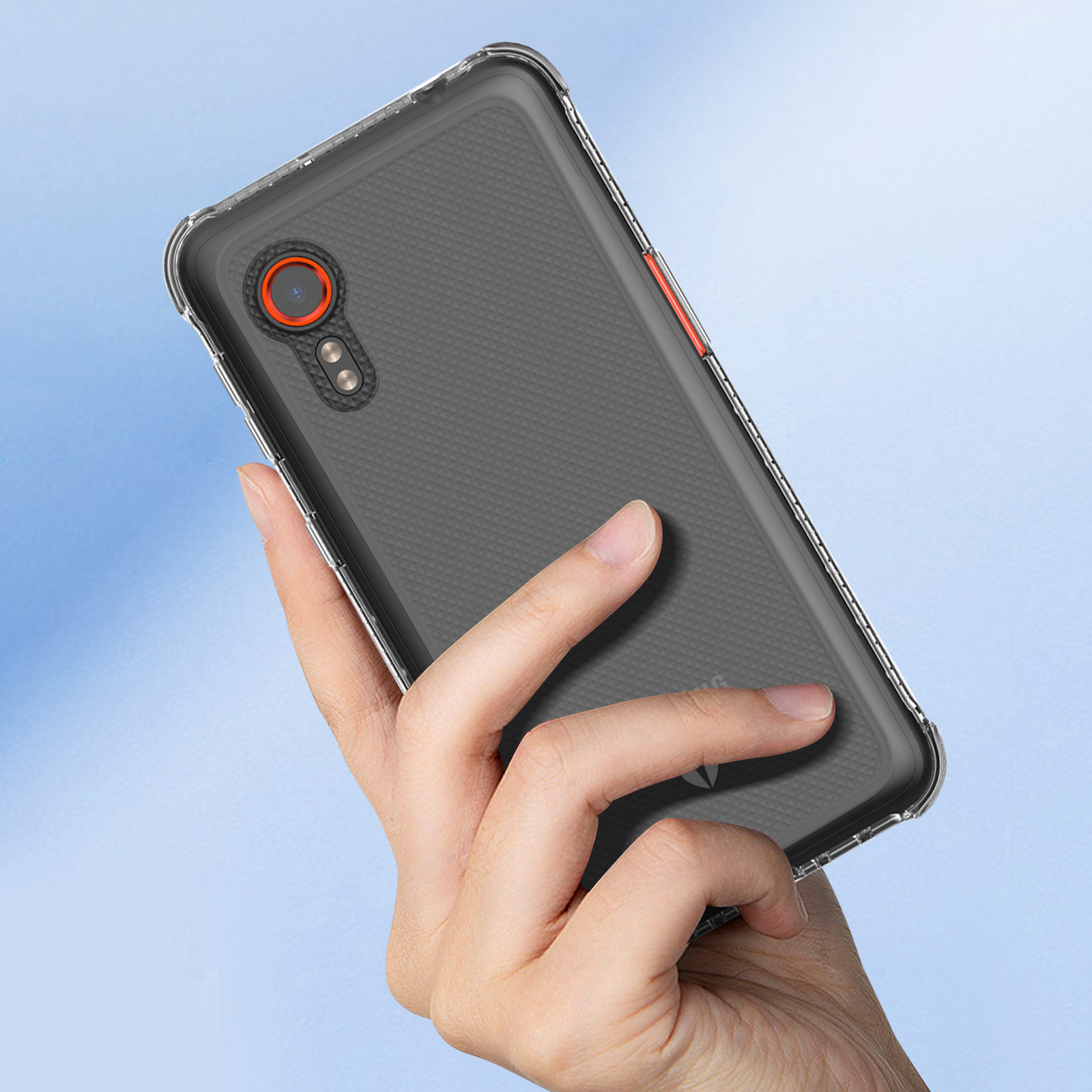 Téléphone noir dans un étui transparent avec un anneau de caméra orange.
