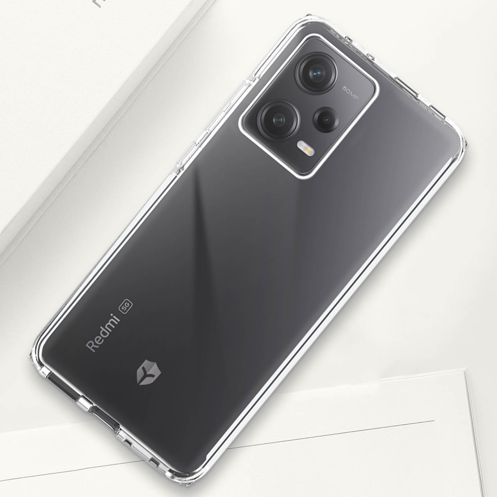 Transparante telefoonhoes op een telefoon, transparant, met het Redmi-logo en zichtbare camera.