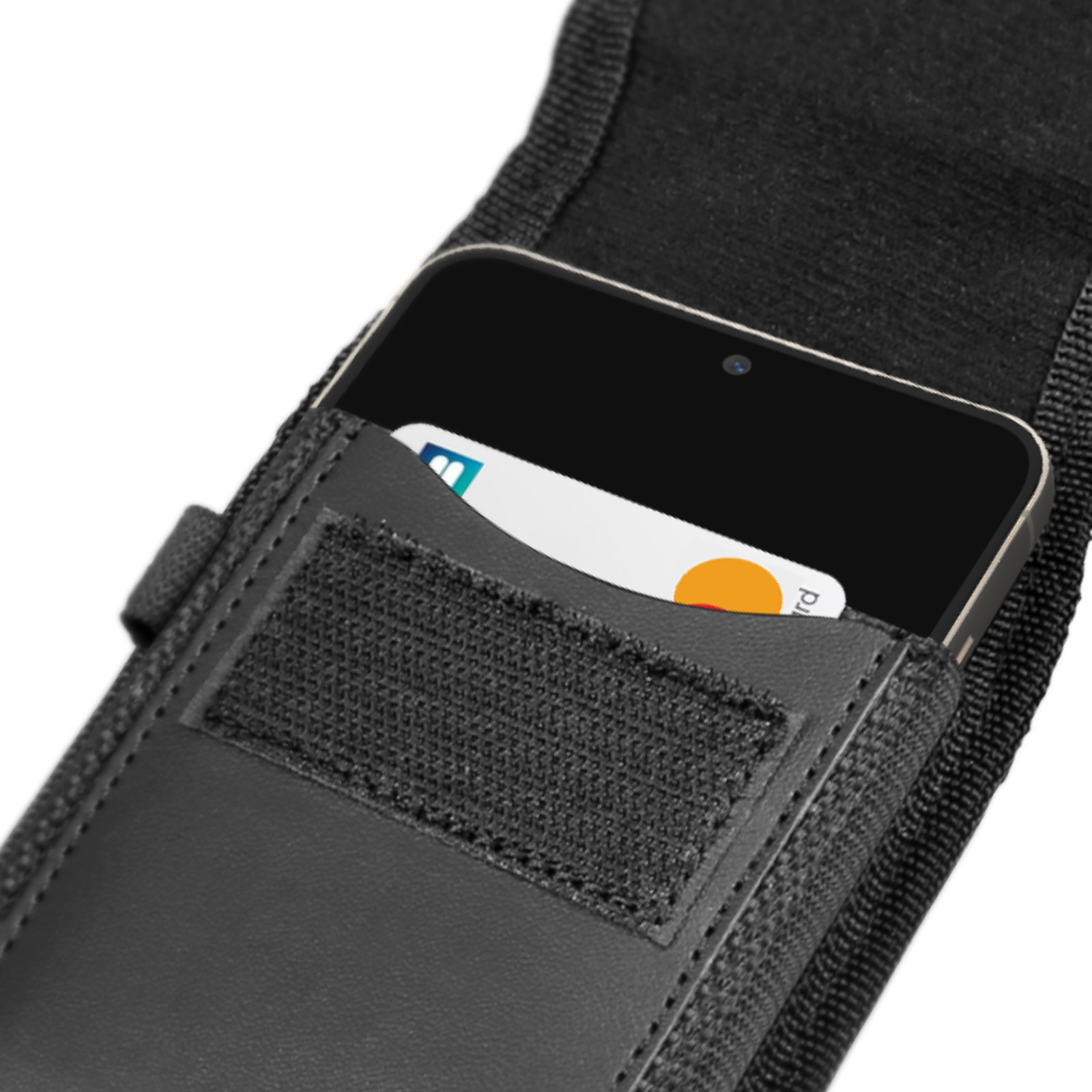 Ein schwarzes Telefon in einer schwarzen Hülle mit einer Karte in einer Tasche. Der Hintergrund ist schwarz.