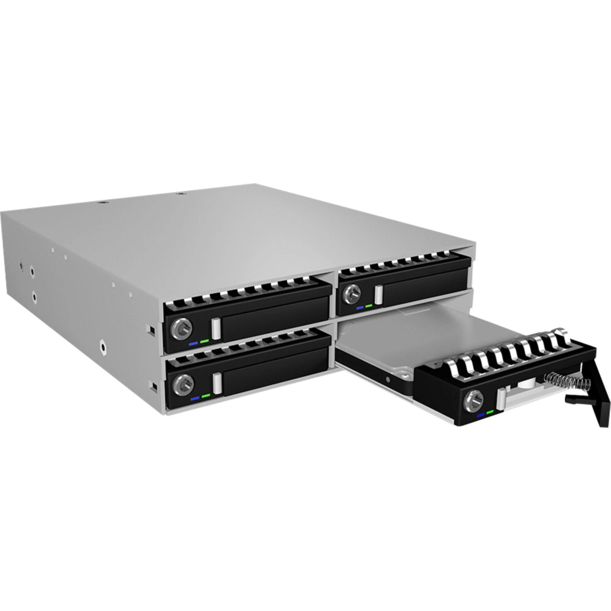 Silberserver mit vier schwarzen Festplatten, eine teilweise herausgezogen.
