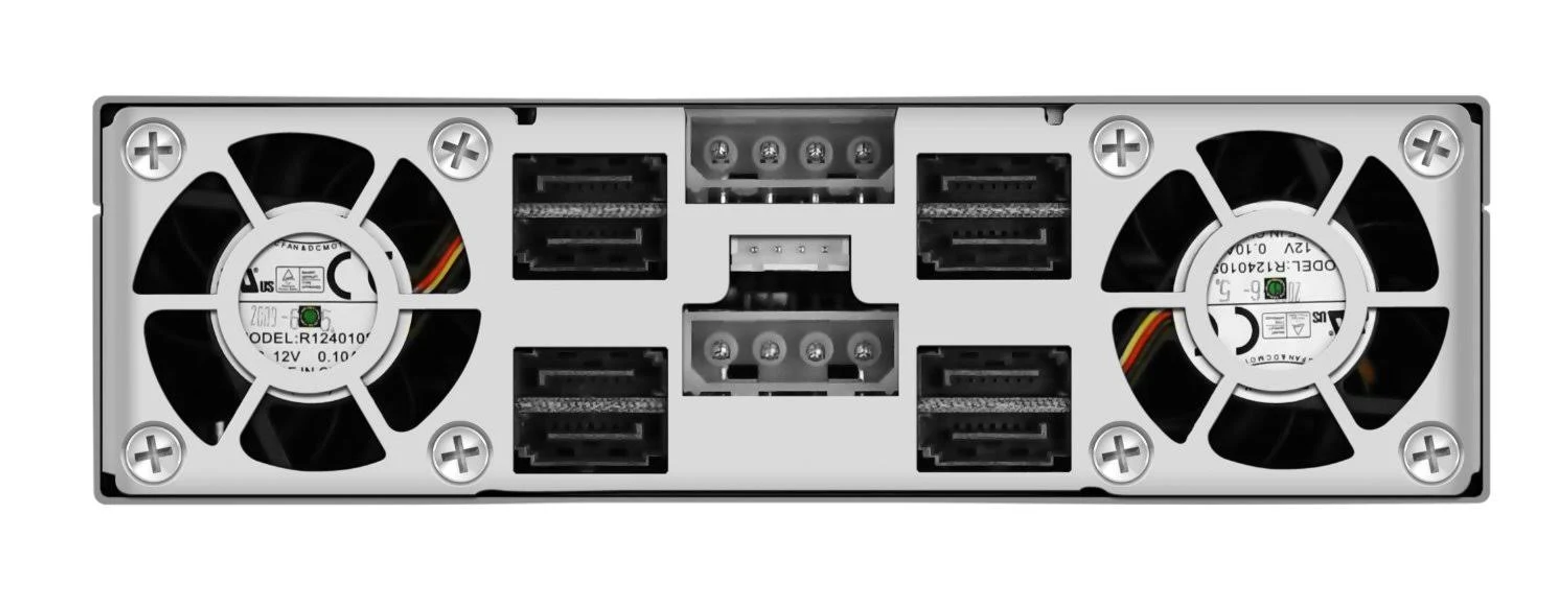 Nahaufnahme eines Server-Racks mit Lüftern und Anschlüssen. Mehrere Anschlüsse und Lüfter sind sichtbar.