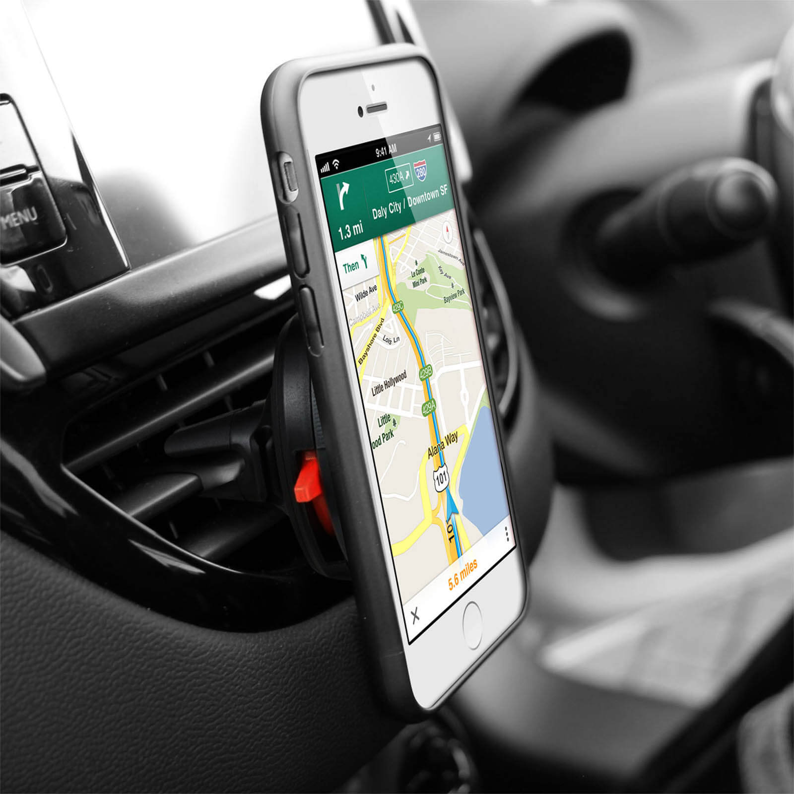 Telefon in einer Autohalterung, das eine Navigations-App anzeigt. Das Telefon ist an einer Autolüftung befestigt.