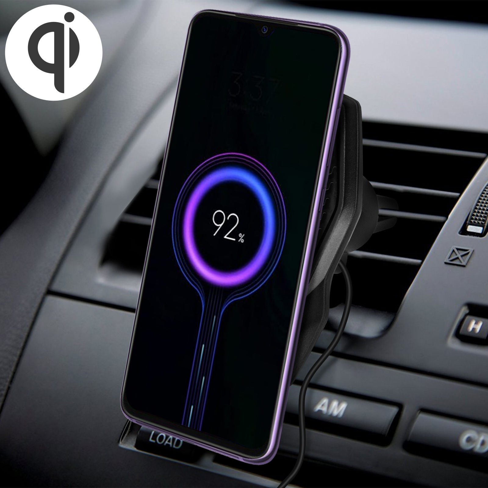 Ein violettes Telefon wird kabellos im Auto geladen. Der Bildschirm zeigt 92% geladen. Die Ladeanzeige ist an.