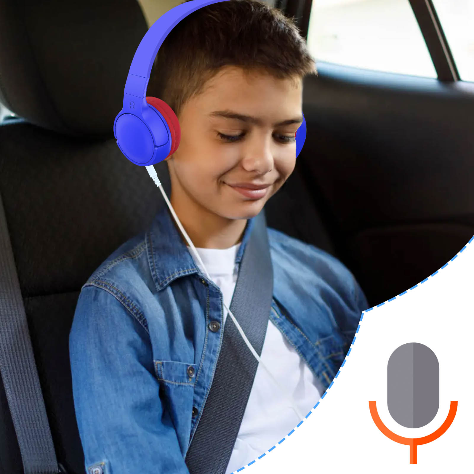 Ragazzo con cuffie blu e rosse in auto, sorridente, con icona microfono.