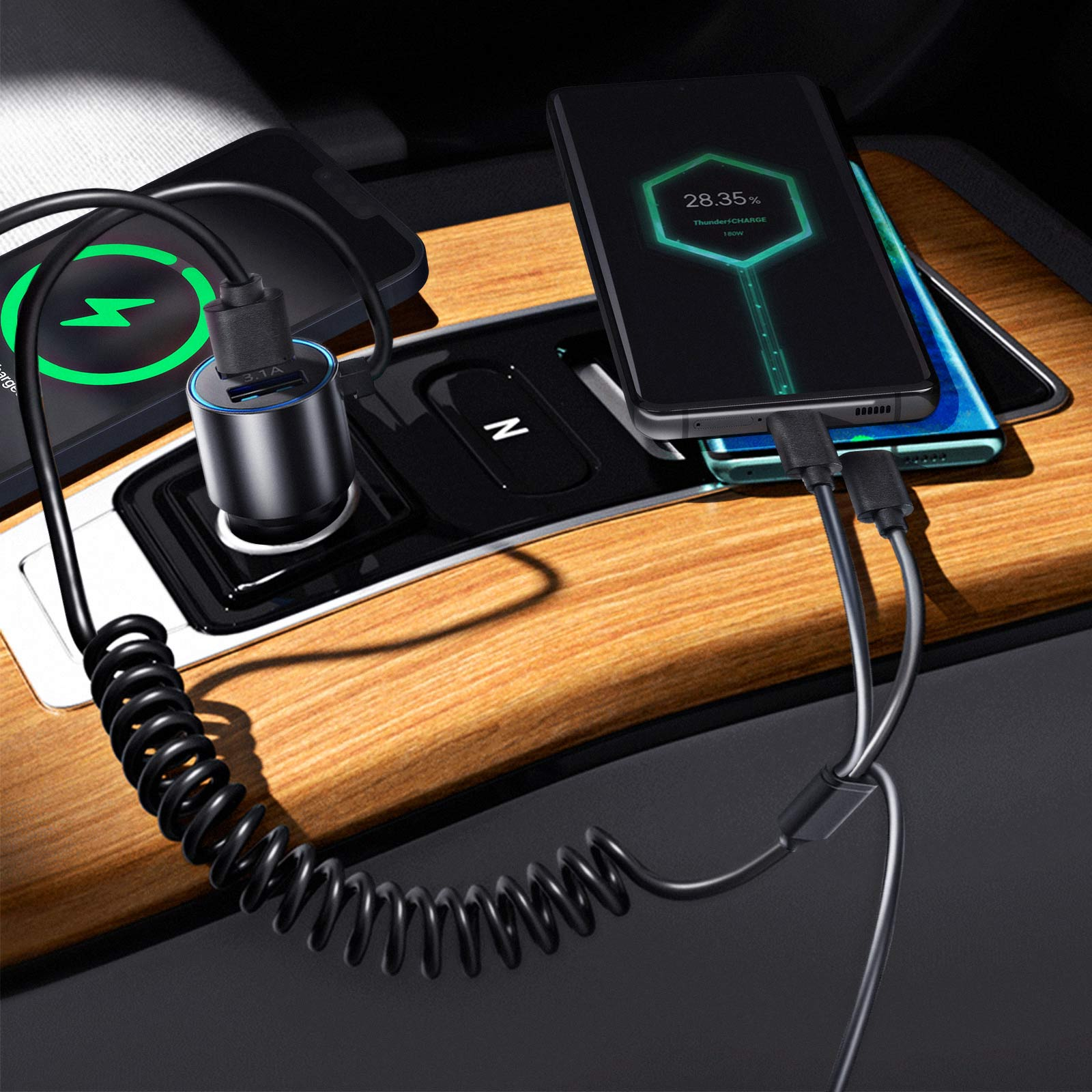 Caricabatterie per auto con porta USB e ricarica del telefono. Telefoni su una superficie di legno. Cavi neri.