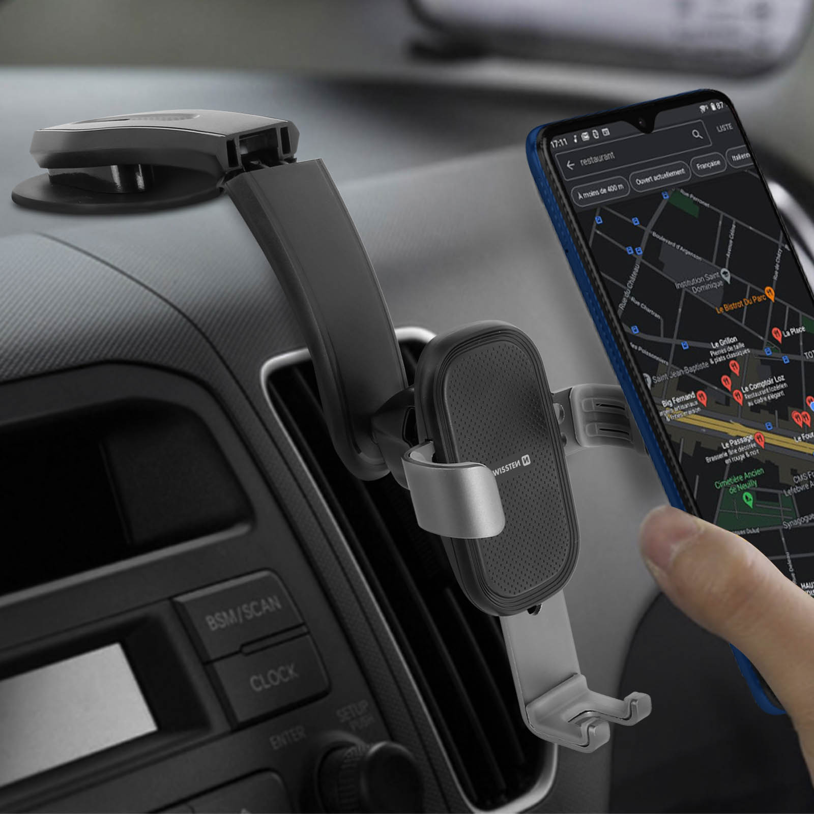 Schwarzer Telefonhalter im Auto, der ein Telefon mit Kartenanzeige hält. Armaturenbrett und Hand sind sichtbar.