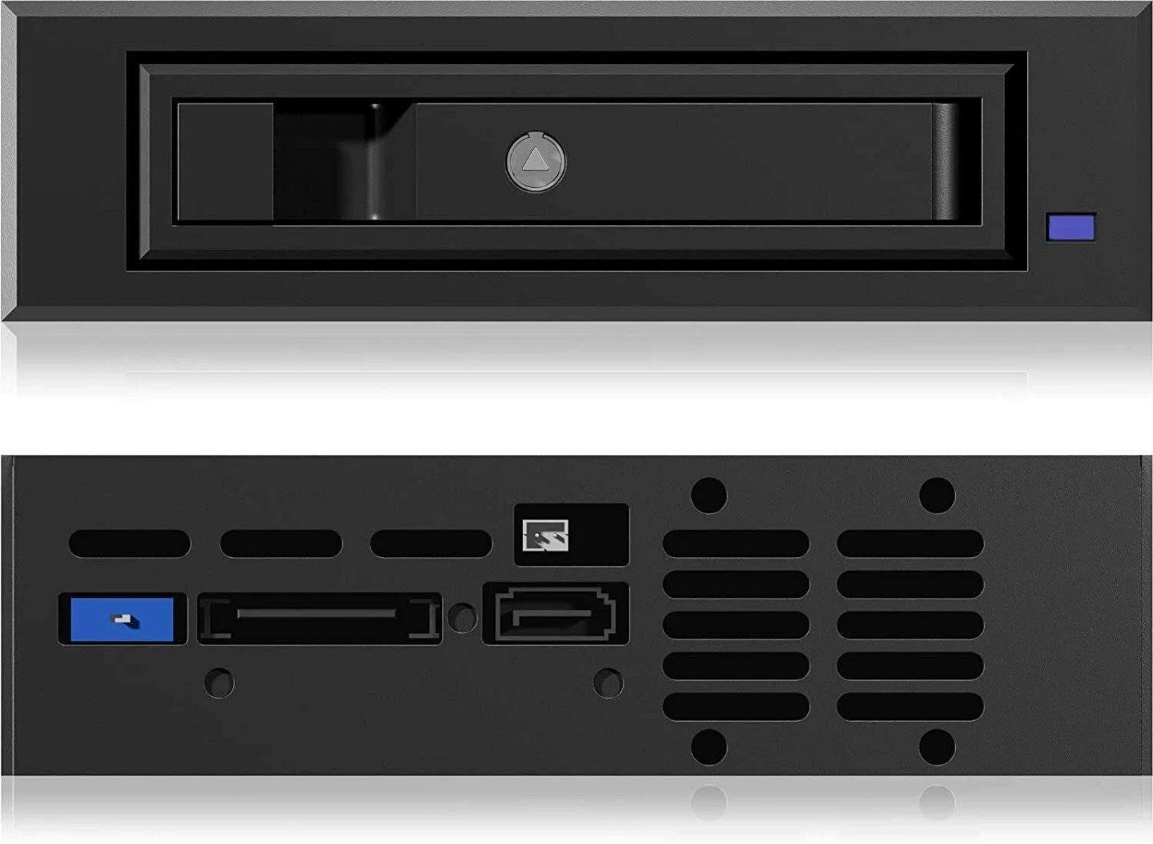 Schwarzes Computerlaufwerk mit Einschub und Anschlüssen auf weißem Hintergrund.