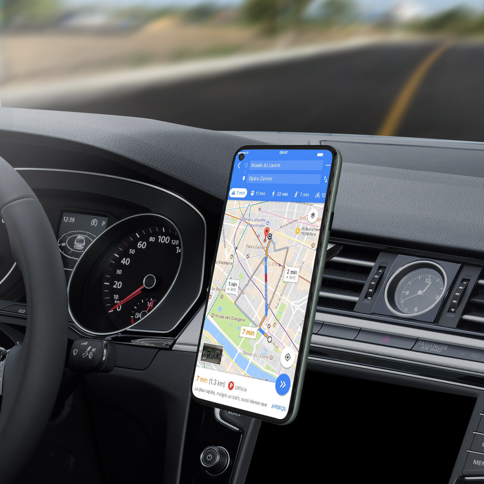 Telefon mit Karte in einer Autohalterung. Armaturenbrett und verschwommener Straßenhintergrund.