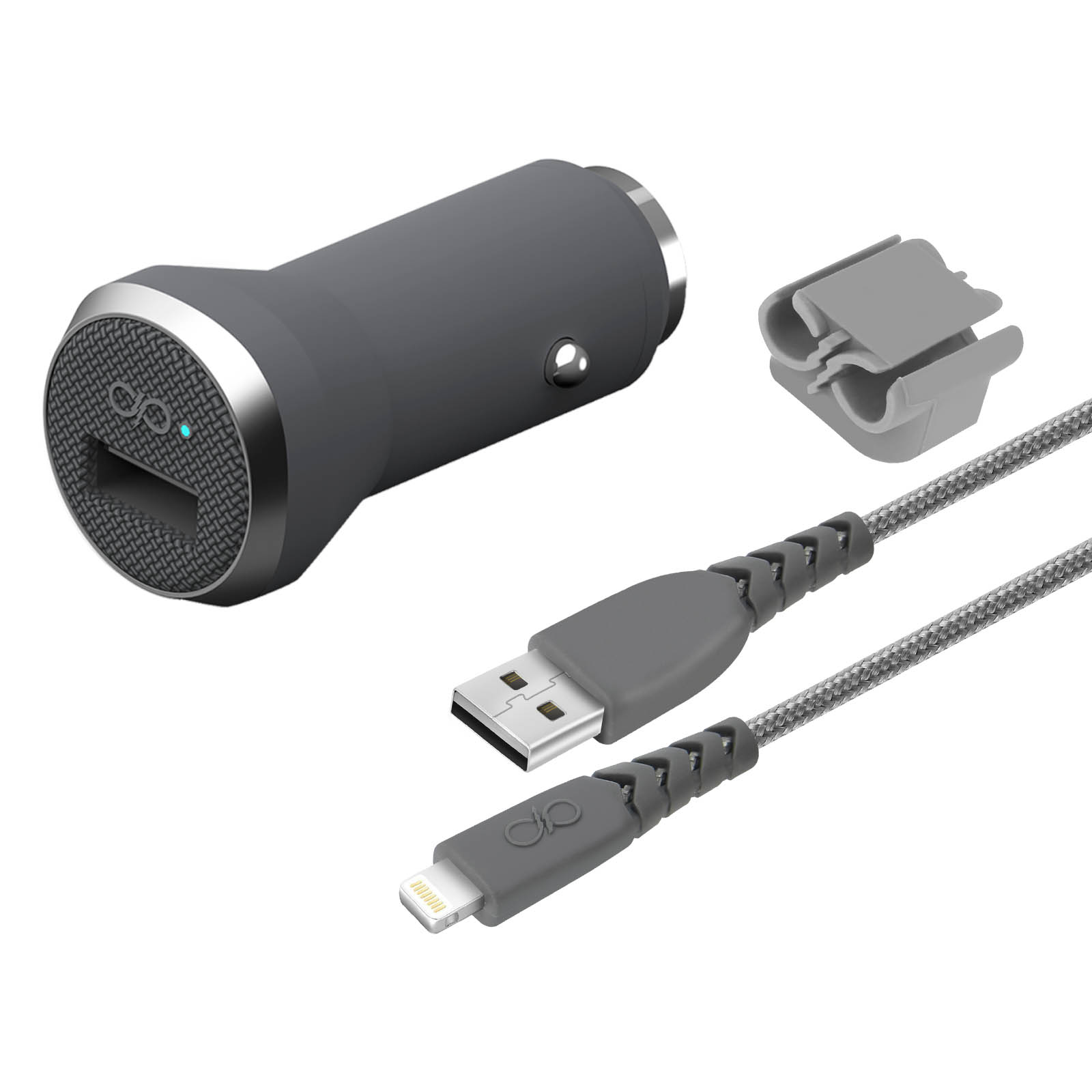 Ein graues Autoladegerät, ein Kabel und ein Adapter. Das Kabel hat einen USB- und einen Lightning-Anschluss.
