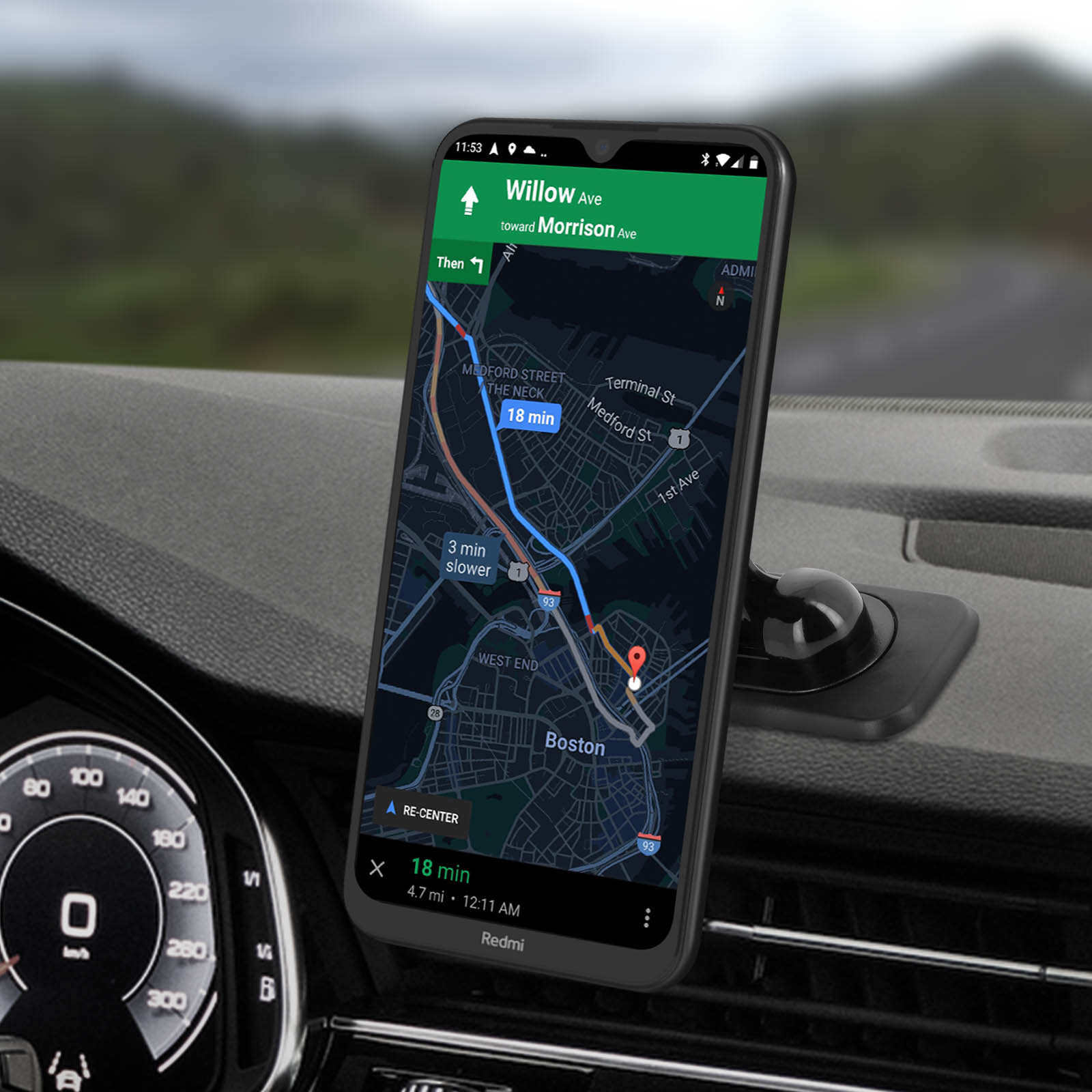 Telefon mit Karte im Auto, an einer Halterung befestigt. Armaturenbrett und verschwommene Straße im Hintergrund.
