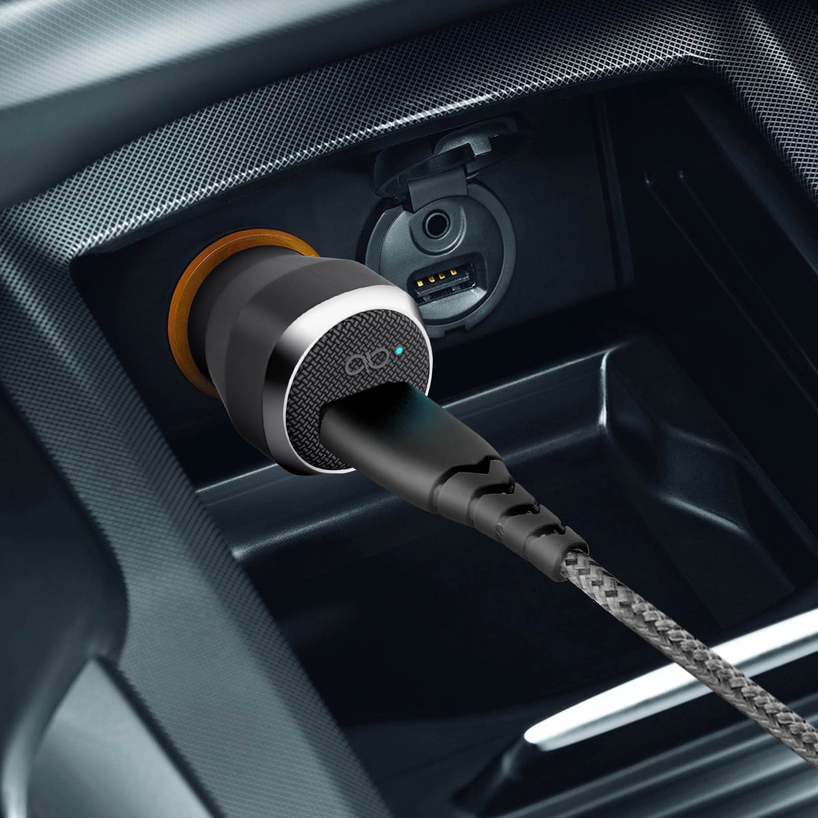Ein schwarzes und silbernes Autoladegerät, das an eine Steckdose im Auto angeschlossen ist, mit USB-Anschluss.