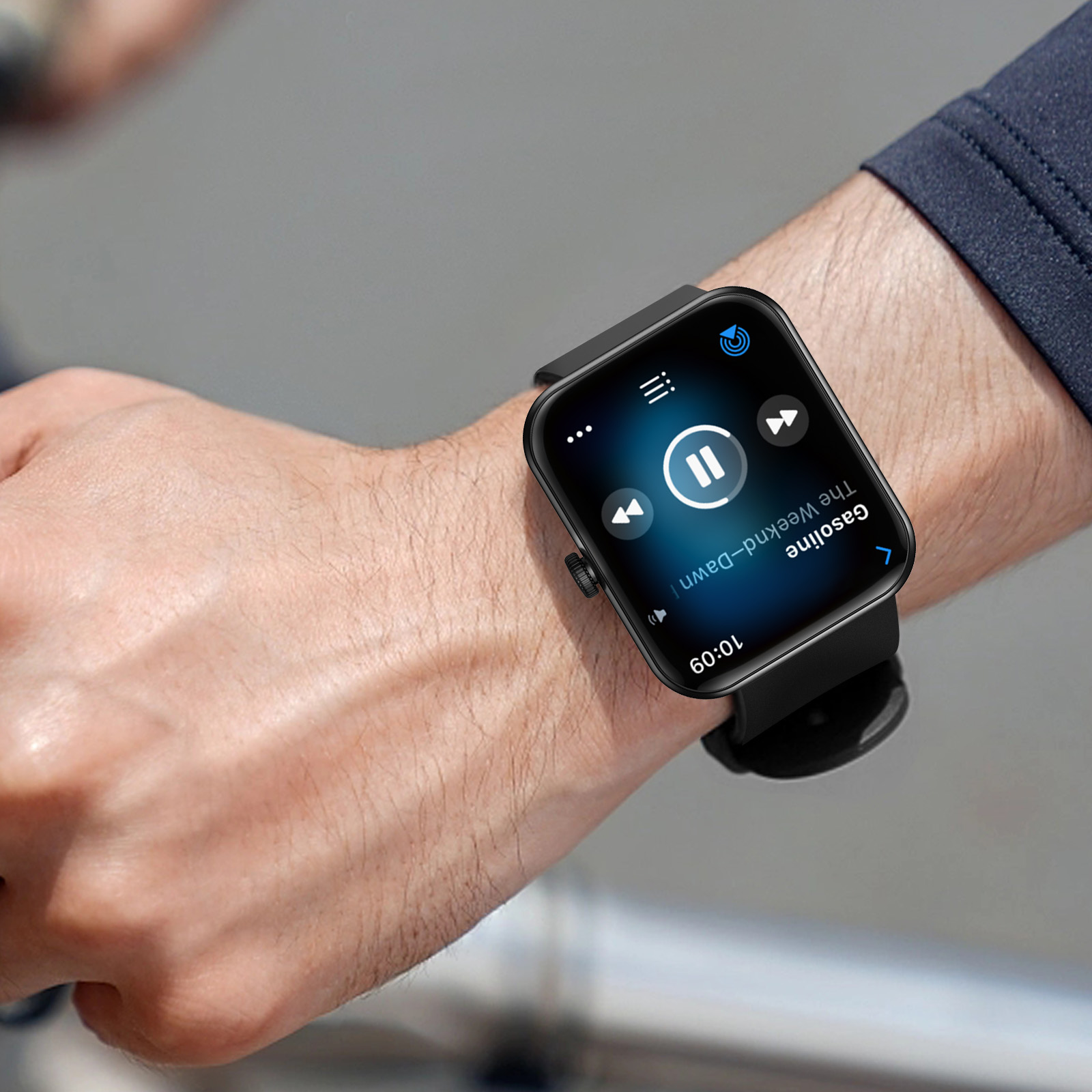 Handgelenk mit schwarzer Smartwatch, die Musiksteuerung anzeigt.