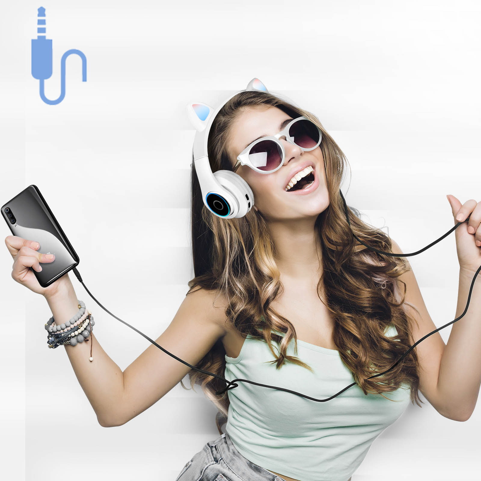 Femme portant un casque à oreilles de chat et des lunettes de soleil, tenant un téléphone. Fond blanc.