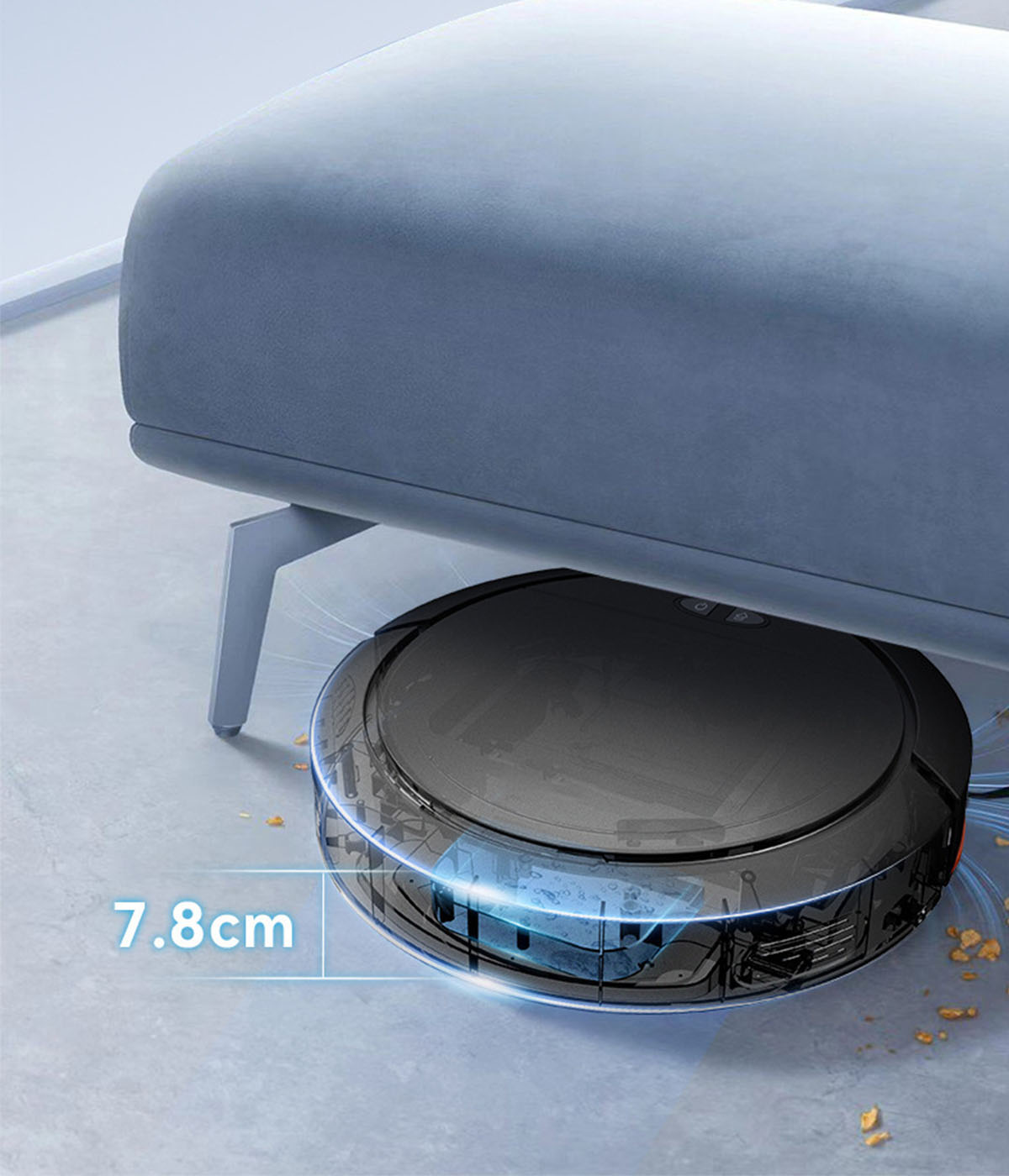 Schwarzer Roboter-Staubsauger unter einem blauen Sofa. Der Staubsauger reinigt den Boden.