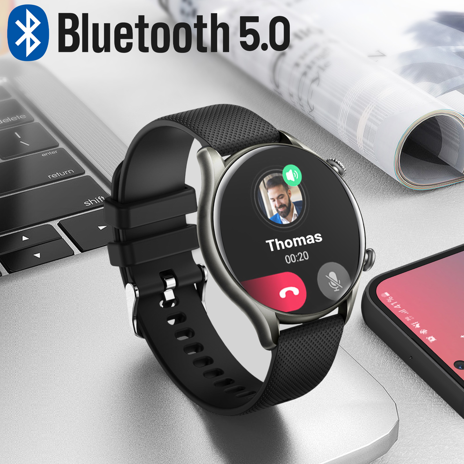 Smartwatch zeigt Anruf von Thomas an. Schwarzes Armband, dunkles Zifferblatt, weißer Hintergrund.