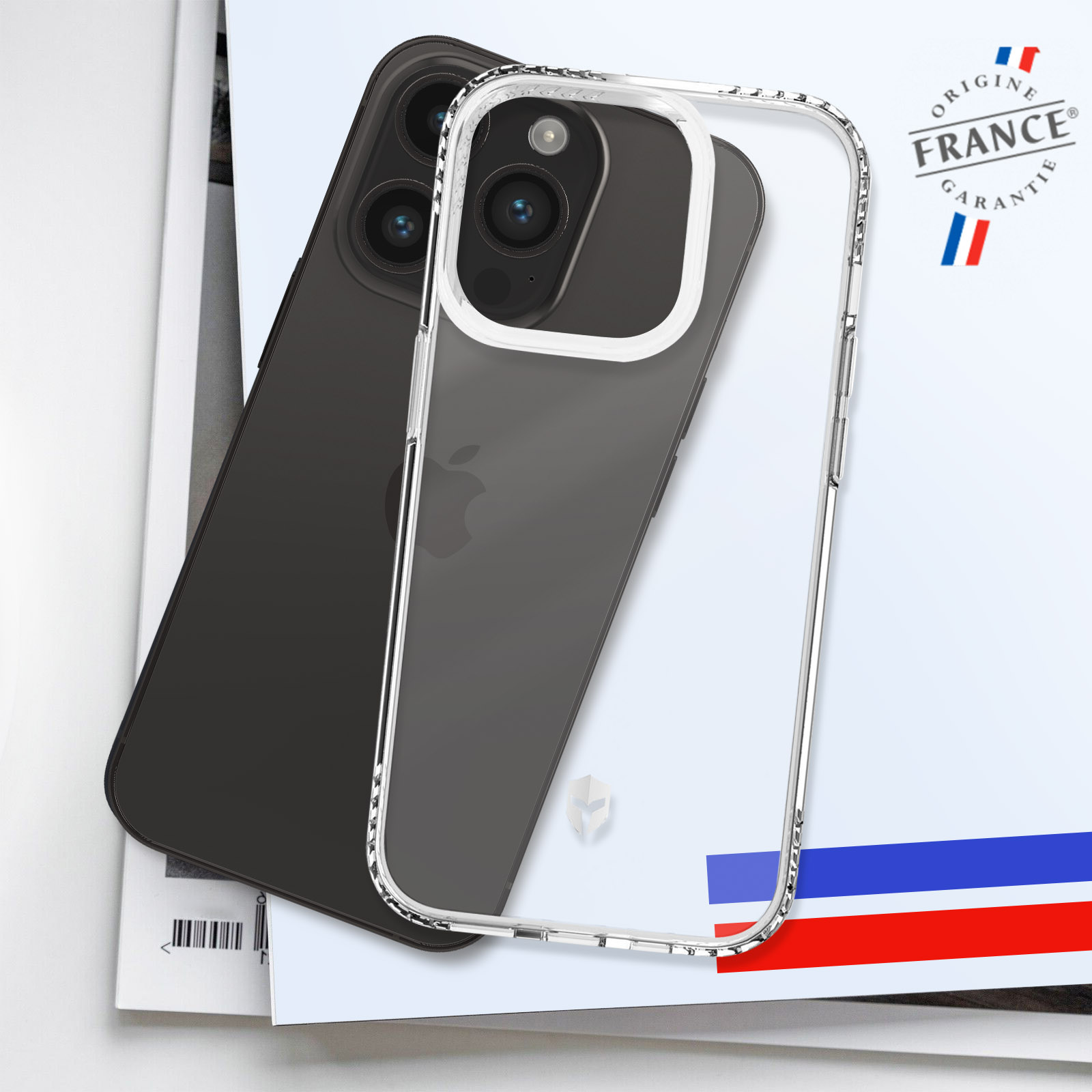 Due smartphone e una custodia trasparente. Un telefono è nero, l'altro con una custodia trasparente.