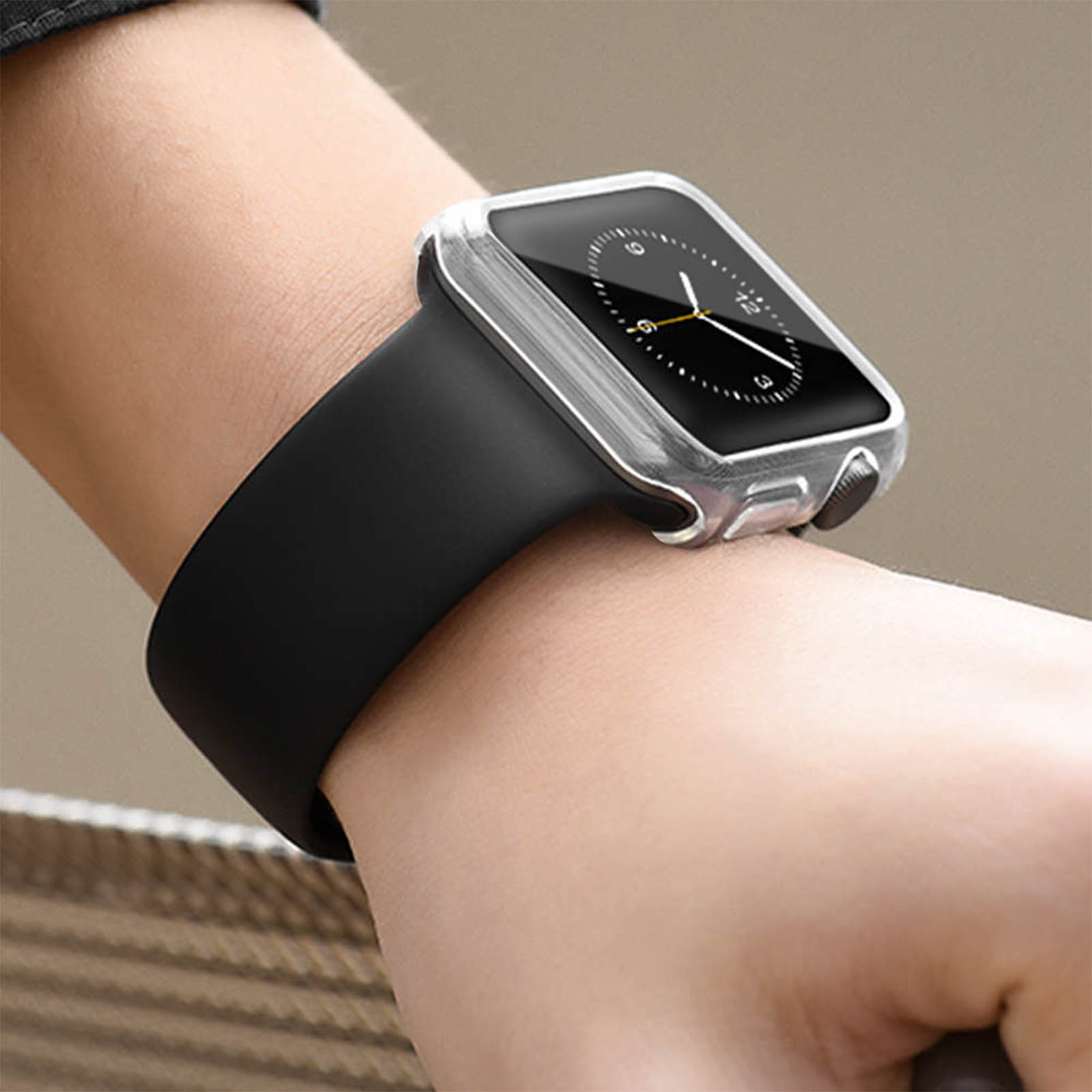 Handgelenk mit schwarzer Uhr und transparentem Gehäuse. Schwarzes Armband, grauer HG.