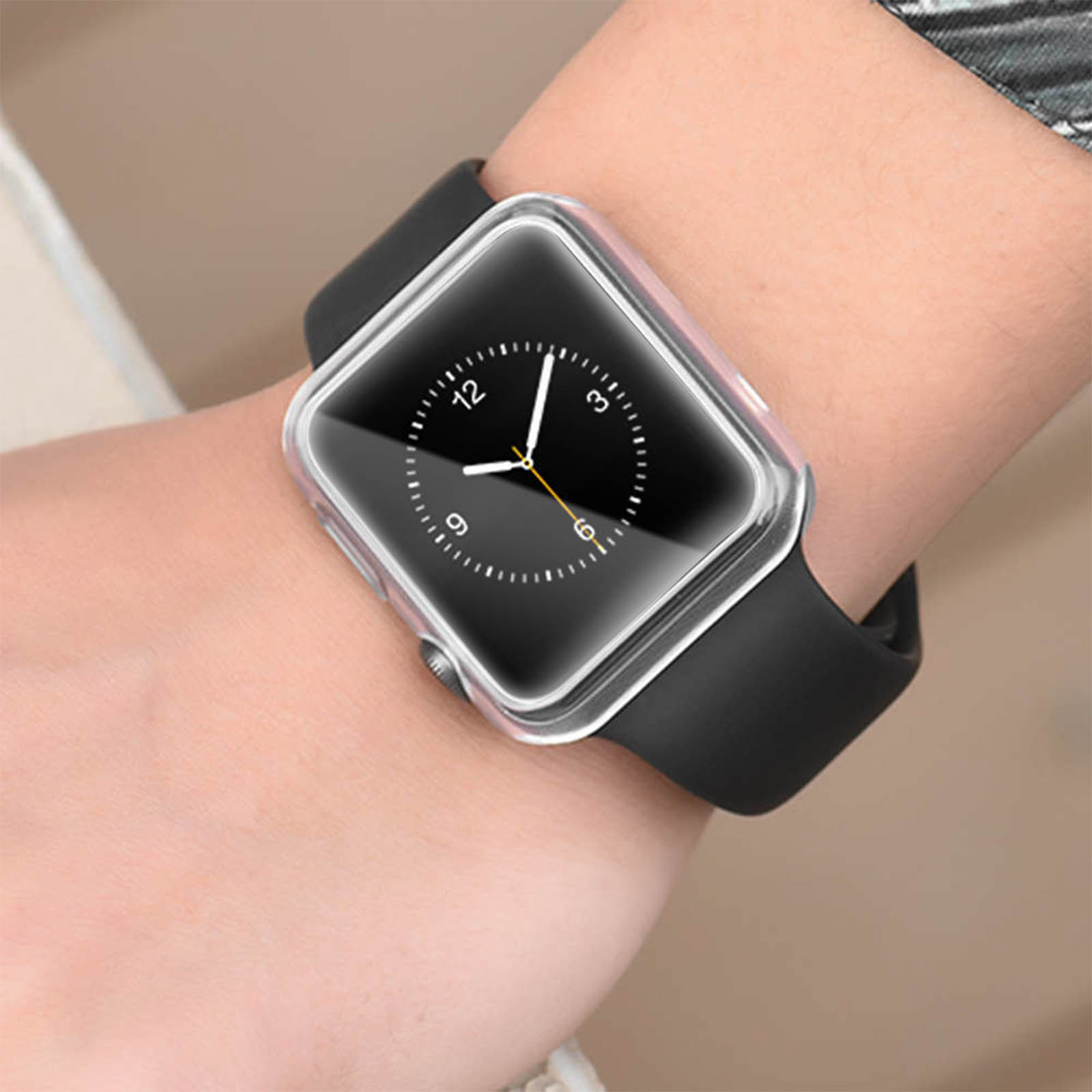 Handgelenk mit schwarzer Uhr. Die Uhr ist schwarz mit klarer Abdeckung und schwarzem Armband.